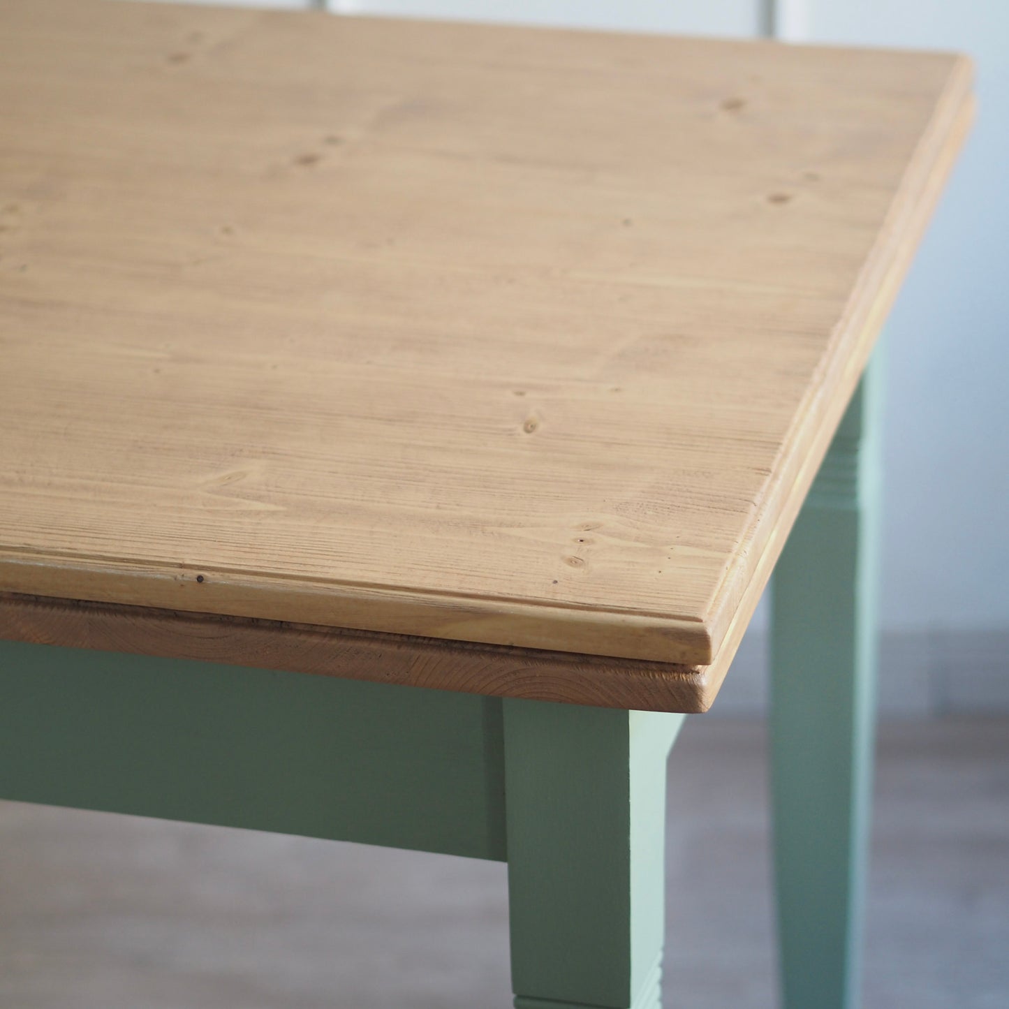 EPOCHE 1910 - Ausziehbarer Landhaus-Küchentisch in Mintgrün, Natur Vintage Esstisch