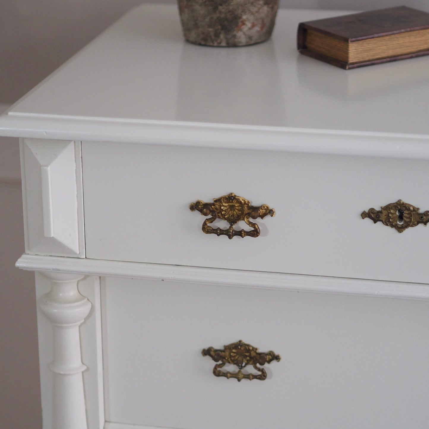 EPOCHE 1890 - Gründerzeit Kommode in Altweiß gefasst mit Schubladen und raffiniertem Schloss