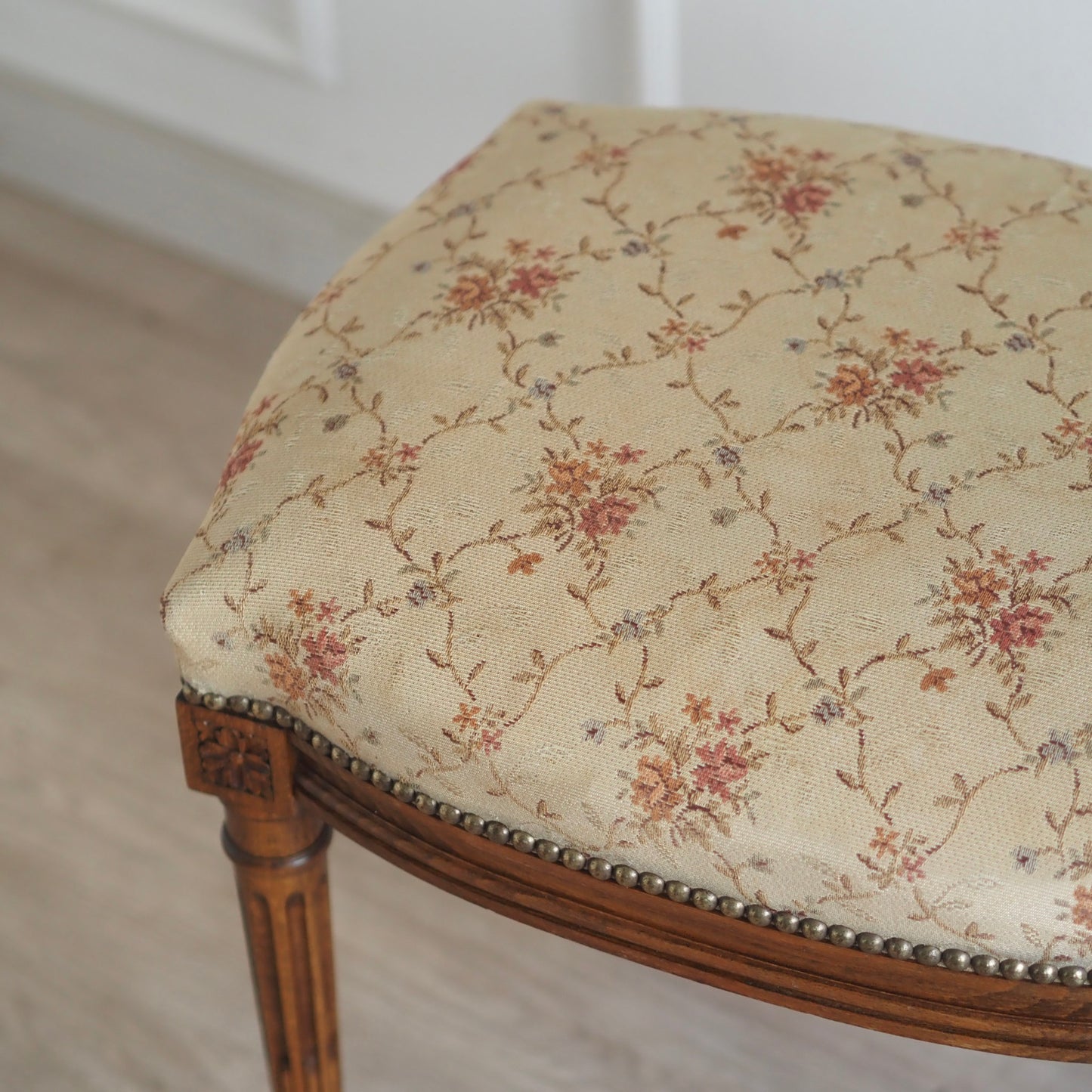 EPOCHE 1900 - Antiker Sitz,- Schminkhocker mit Blütenstoff, französischer Polsterstuhl