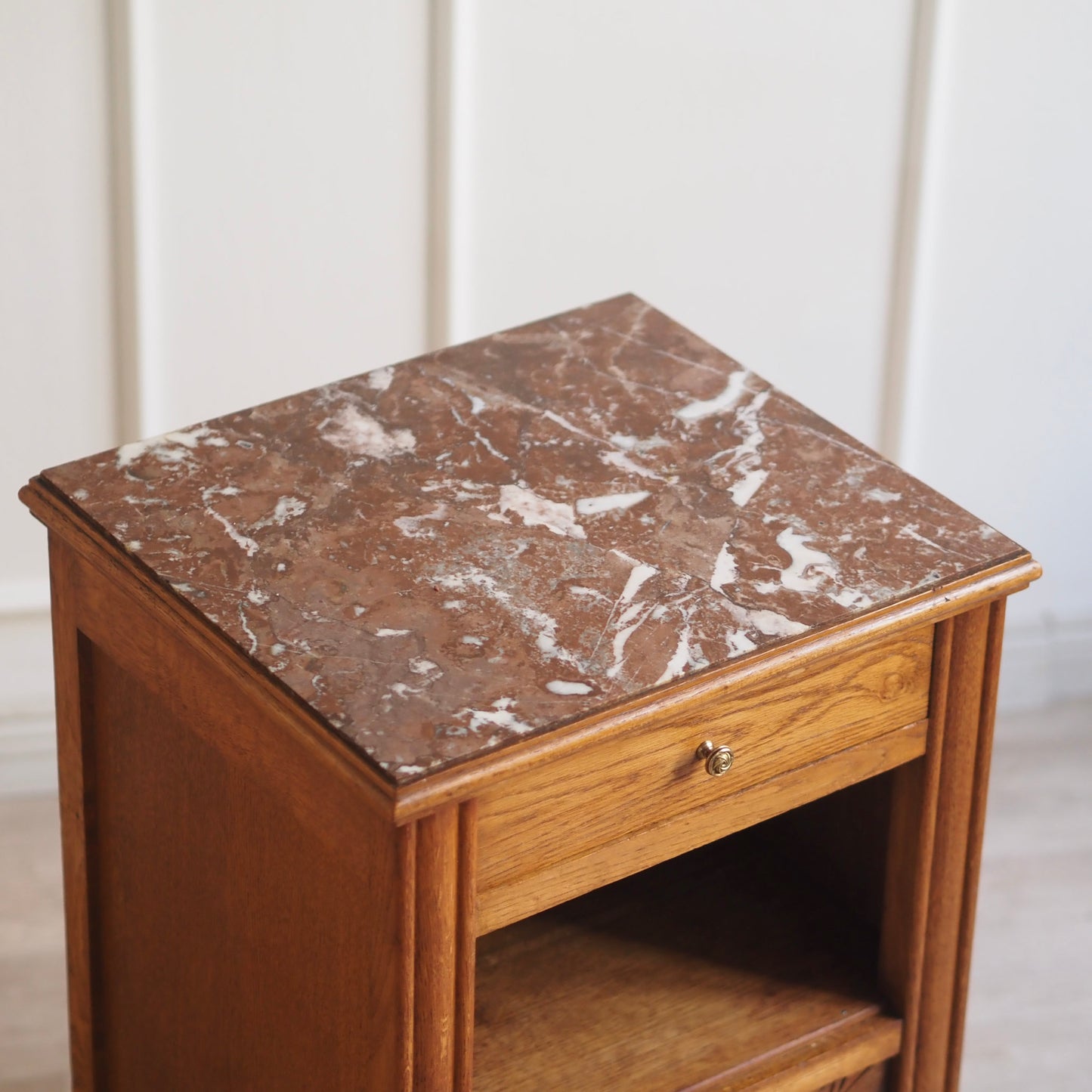 EPOCHE 1930 - Art Déco Nachttisch mit roter Marmorplatte und Innenfach