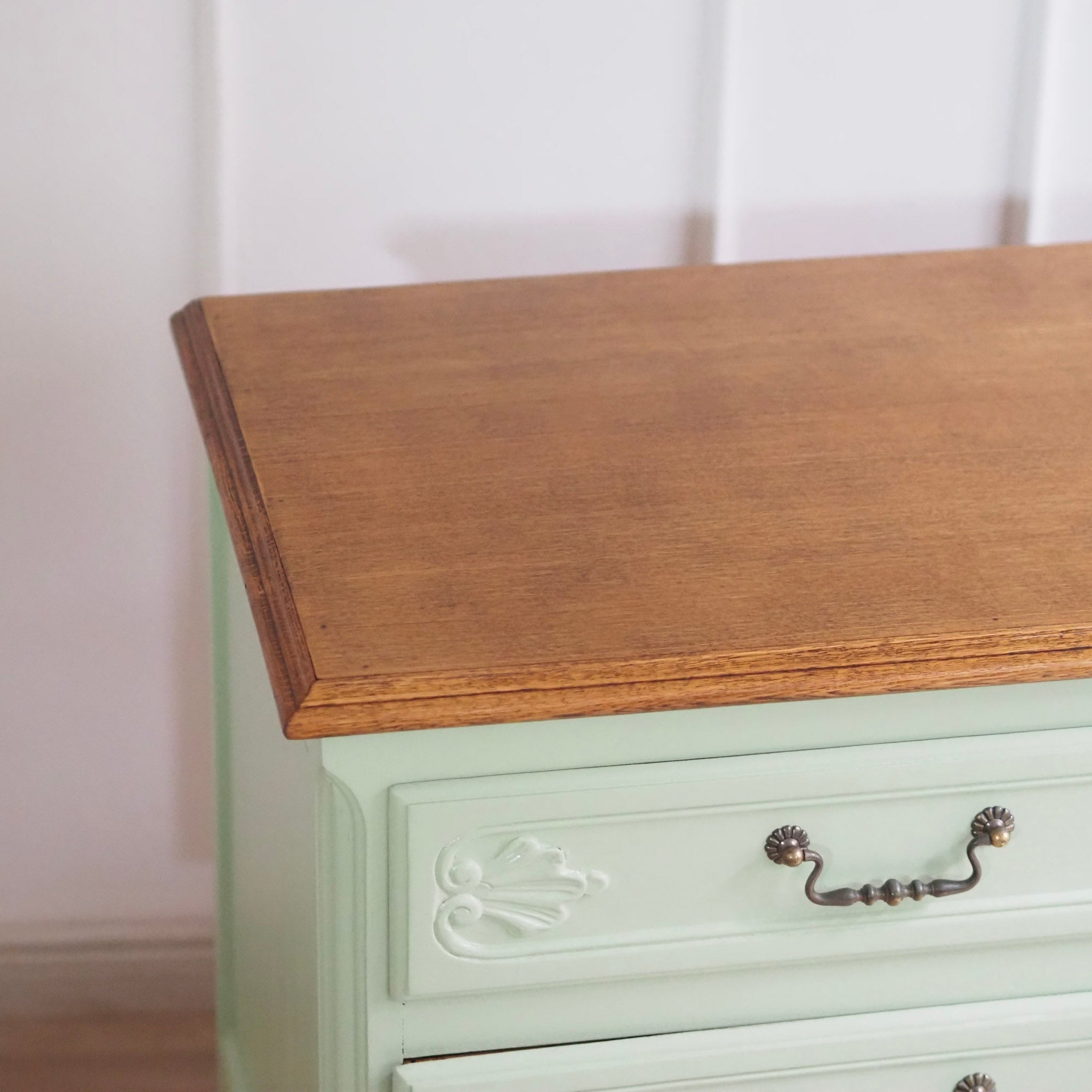 EPOCHE 1920 - Französische Landhaus Kommode patiniert in mintgrün - Louis XV Stil