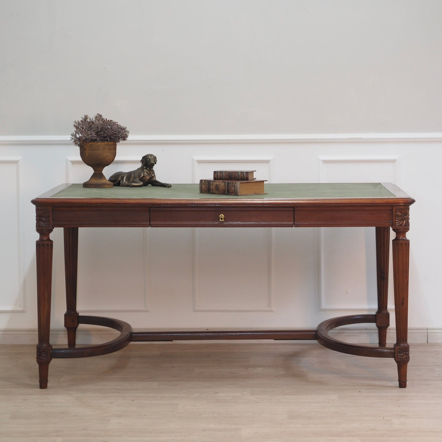 EPOCHE 1890 - Imposanter Mahagoni Schreibtisch mit grünem Leder - Louis Seize Stil