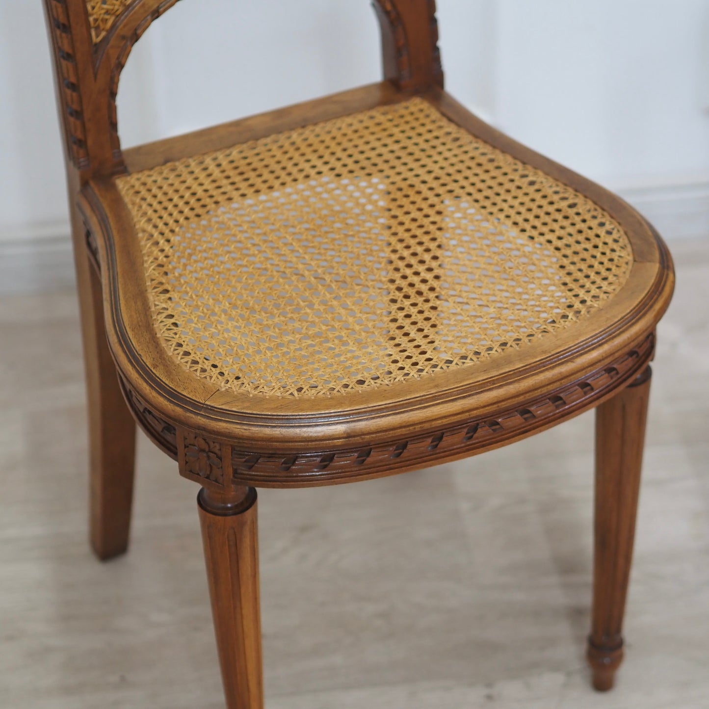 EPOCHE 1910 - Französisches Stuhl-Paar mit feinem Wiener Geflecht, Louis-Seize-Stil