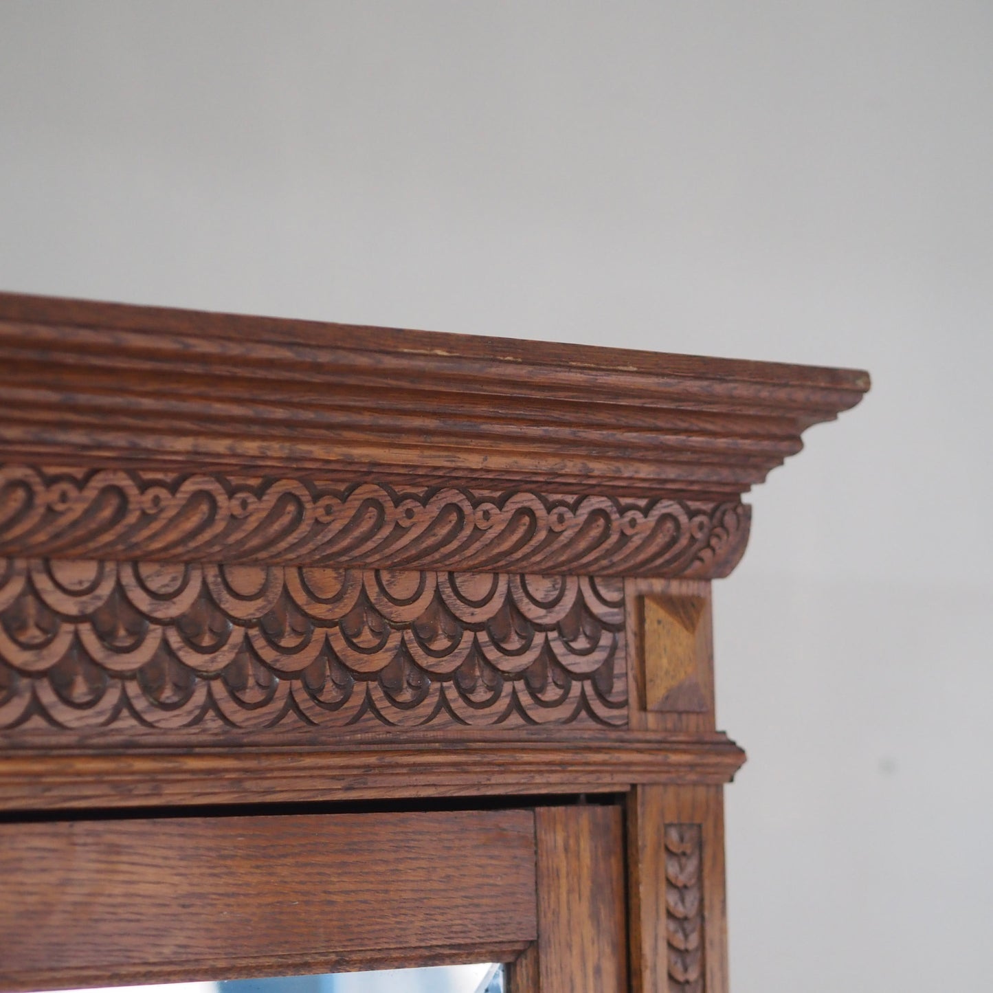 EPOCHE 1890 - Antiker Spiegelkleiderschrank aus der Gründerzeit mit filigranem Schnitzdekor