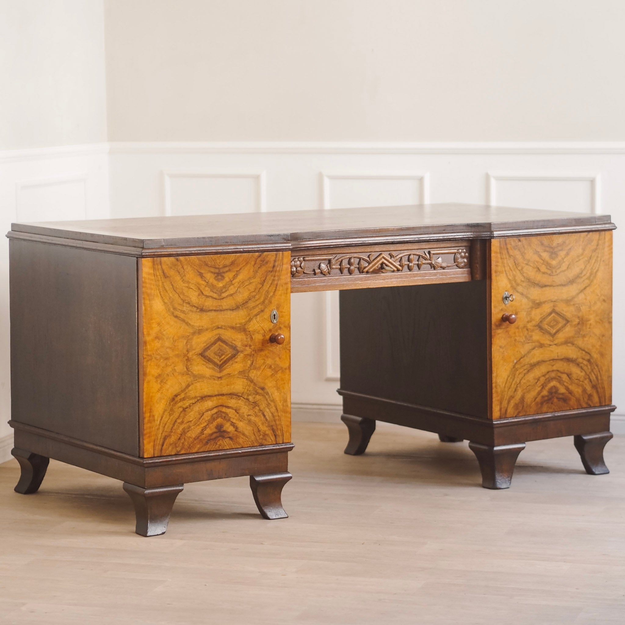 EPOCHE 1920 - Großer Art-Déco-Schreibtisch mit Nussbaumwurzel-Furnier