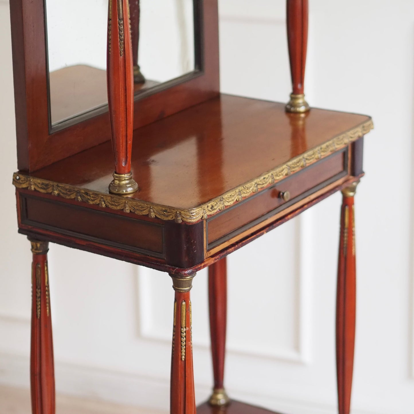 EPOCHE 1890 - Mahagoni Schminktisch mit Spiegel und Messingverzierung - Louis XVI Konsole