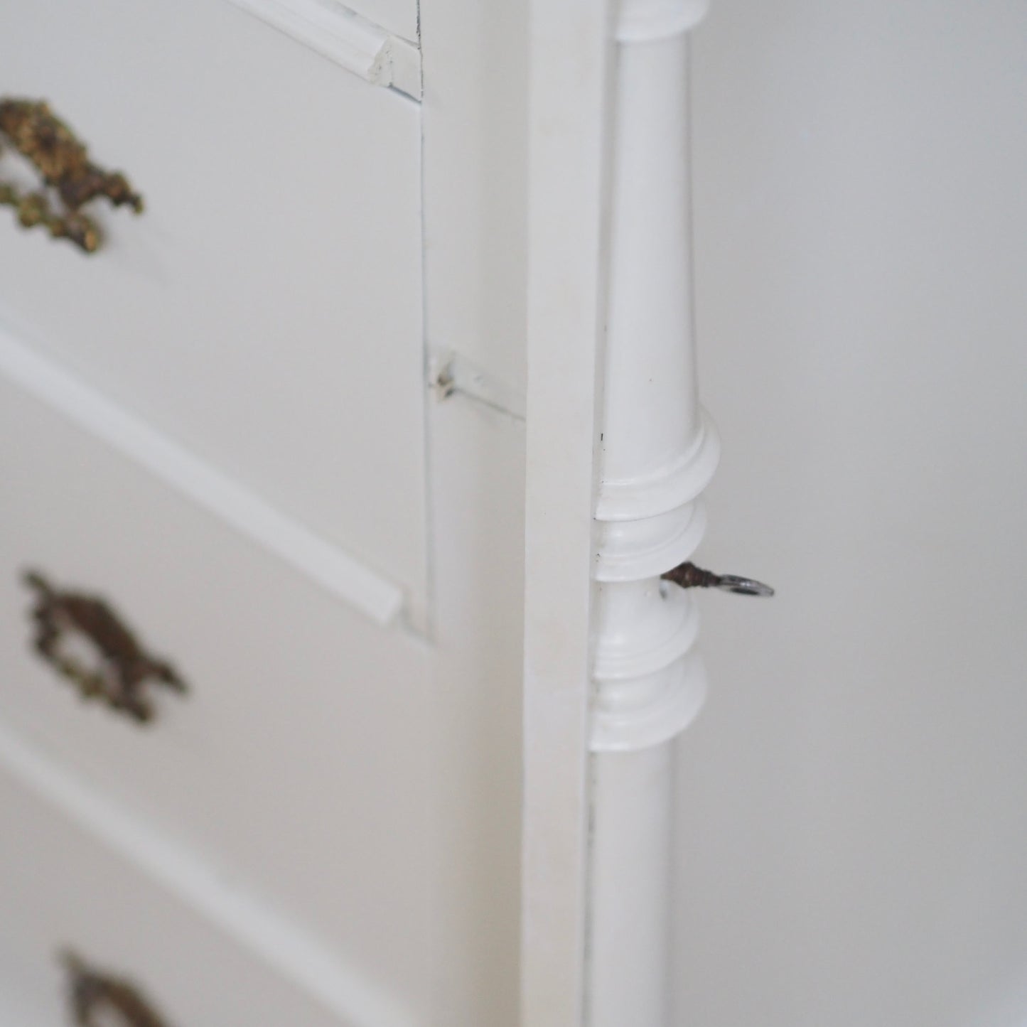 EPOCHE 1890 - Gründerzeit Kommode in Altweiß gefasst mit Schubladen und raffiniertem Schloss