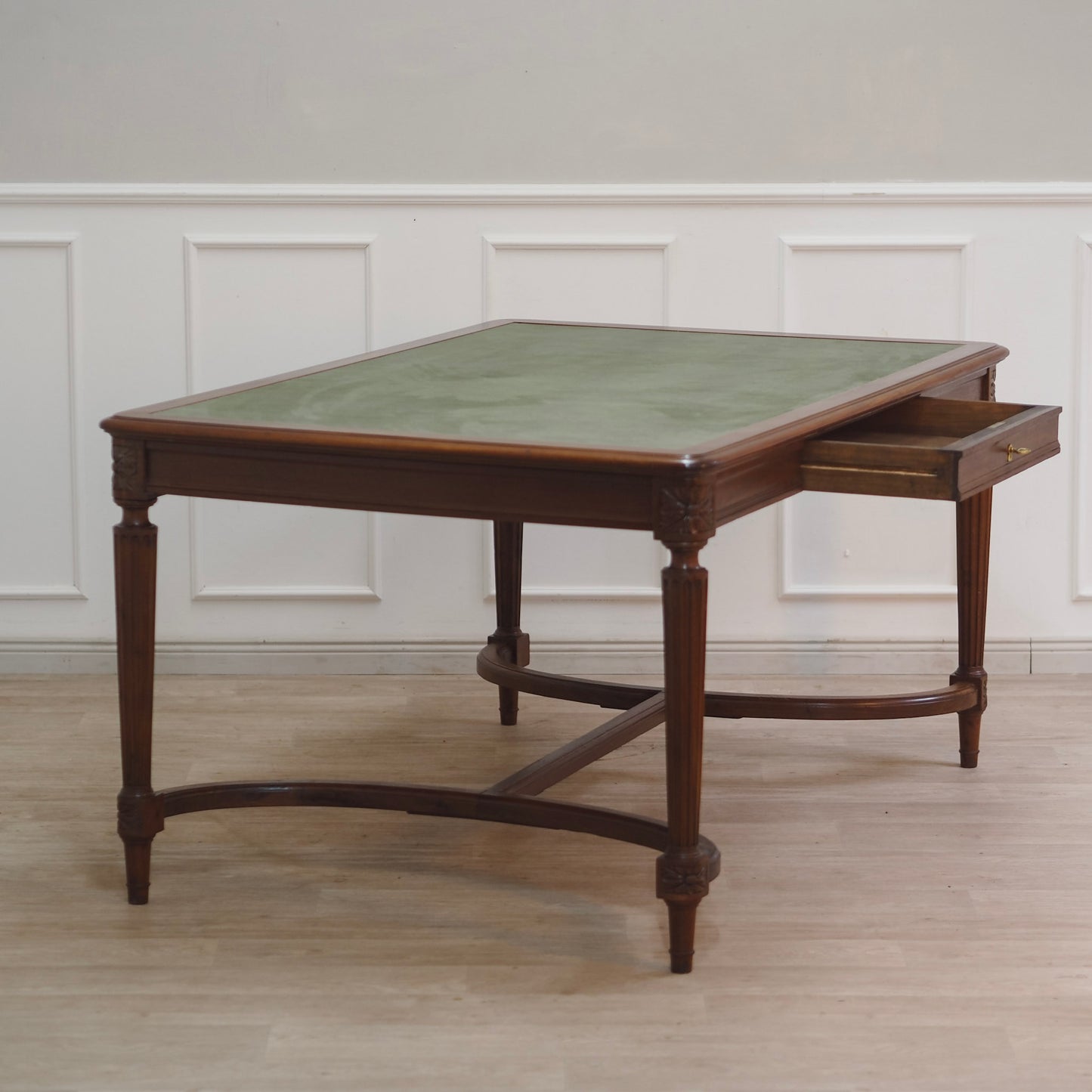 EPOCHE 1890 - Imposanter Mahagoni Schreibtisch mit grünem Leder - Louis Seize Stil