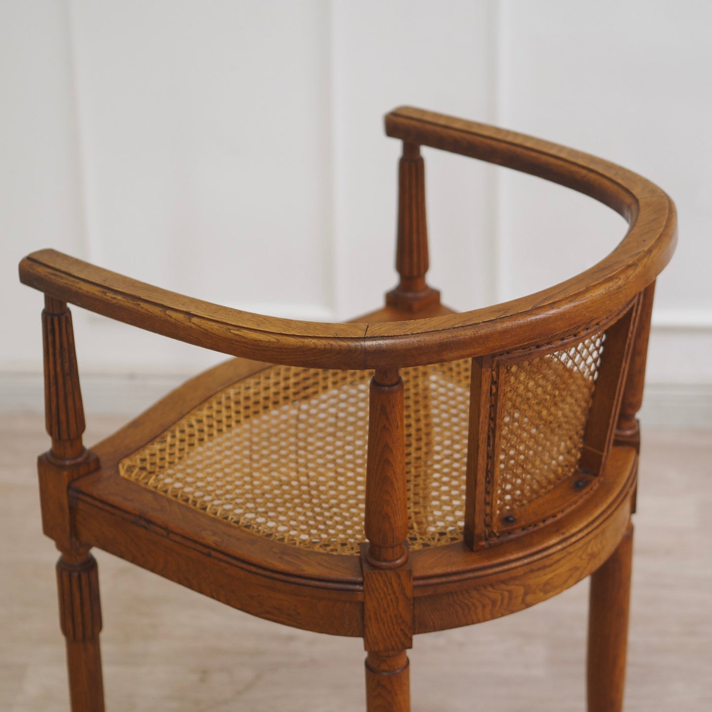EPOCHE 1890 - Armlehnstuhl mit Wiener Geflecht, Gründerzeit Korbstuhl Herrenzimmer