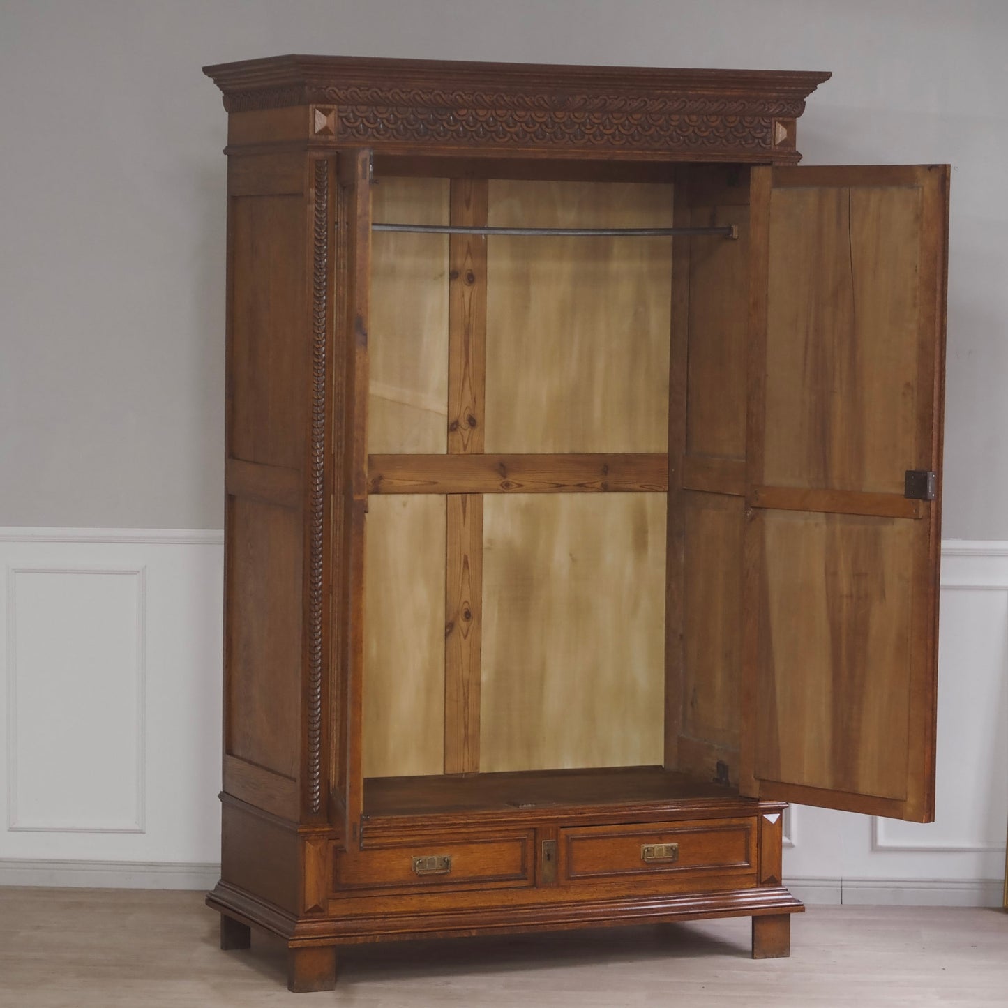 EPOCHE 1890 - Antiker Spiegelkleiderschrank aus der Gründerzeit mit filigranem Schnitzdekor