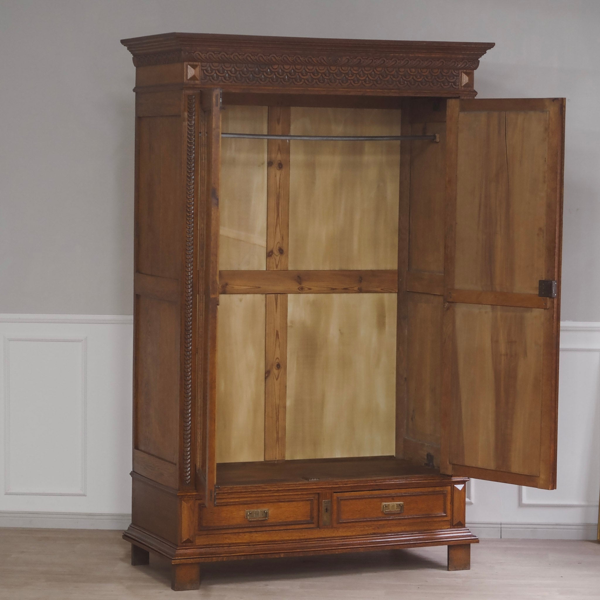 EPOCHE 1890 - Antiker Spiegelkleiderschrank aus der Gründerzeit mit filigranem Schnitzdekor