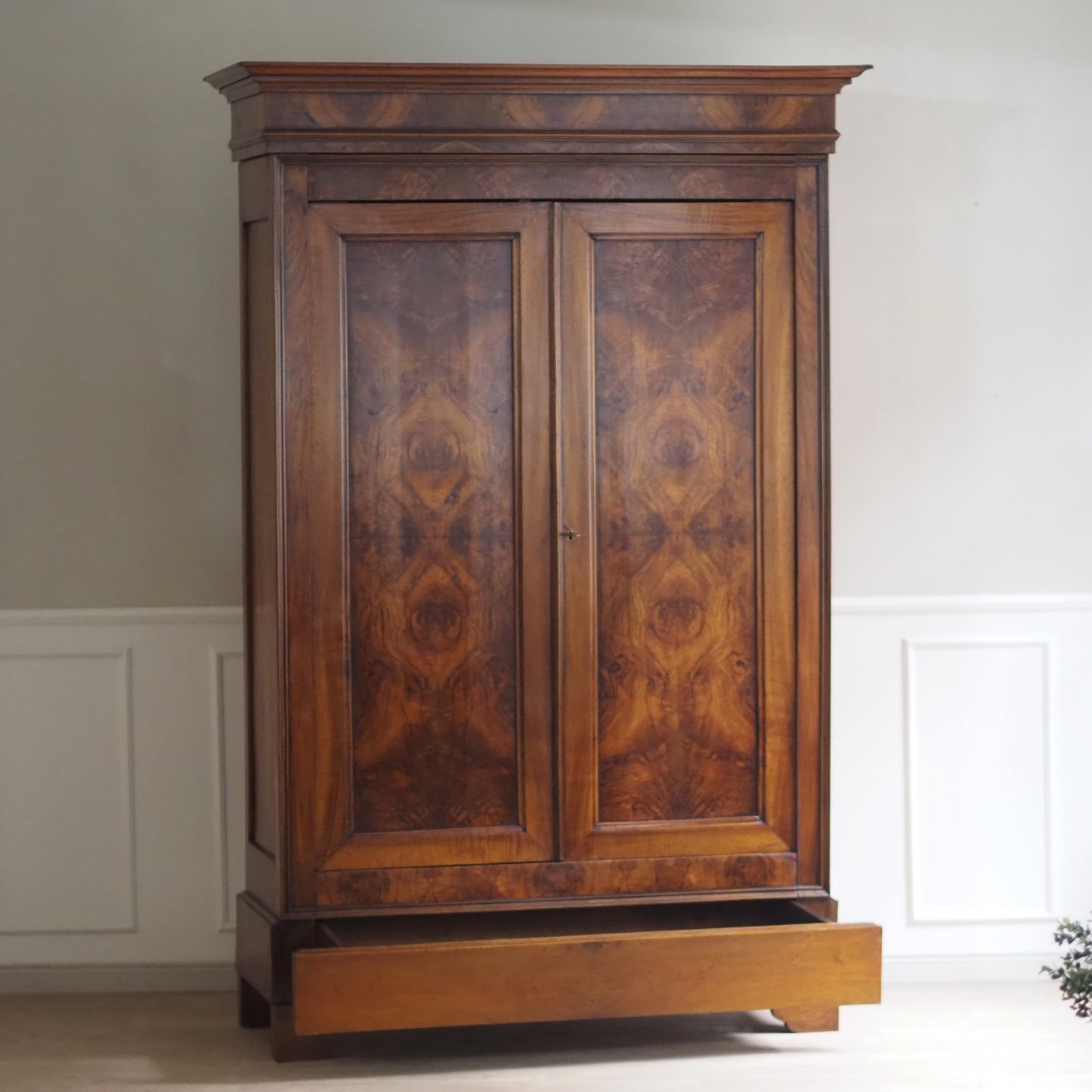 EPOCHE 1890 - Gründerzeit-Schrank mit Wurzelholzfurnier