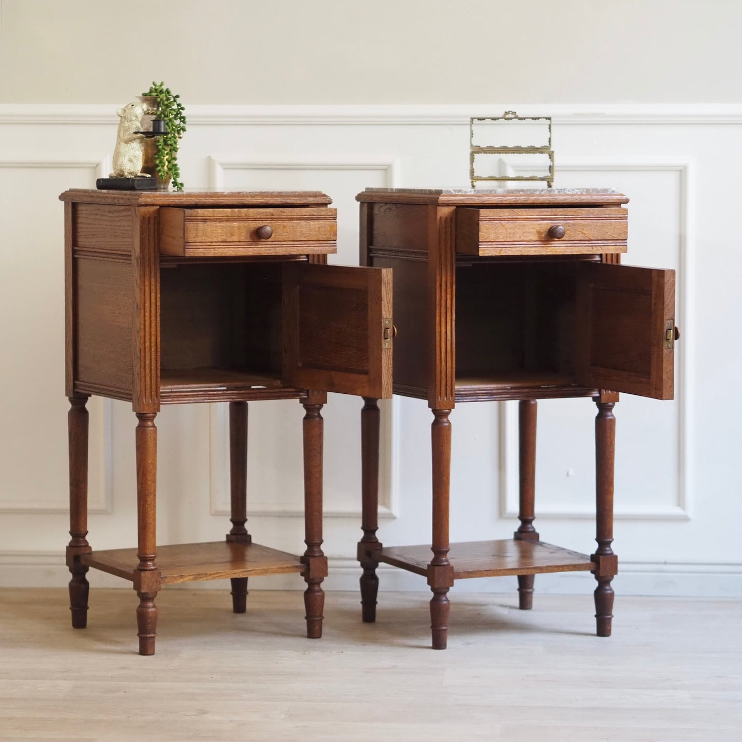 EPOCHE 1910 - Antikes Nachtschrank SET aus Eiche mit Marmorplatte