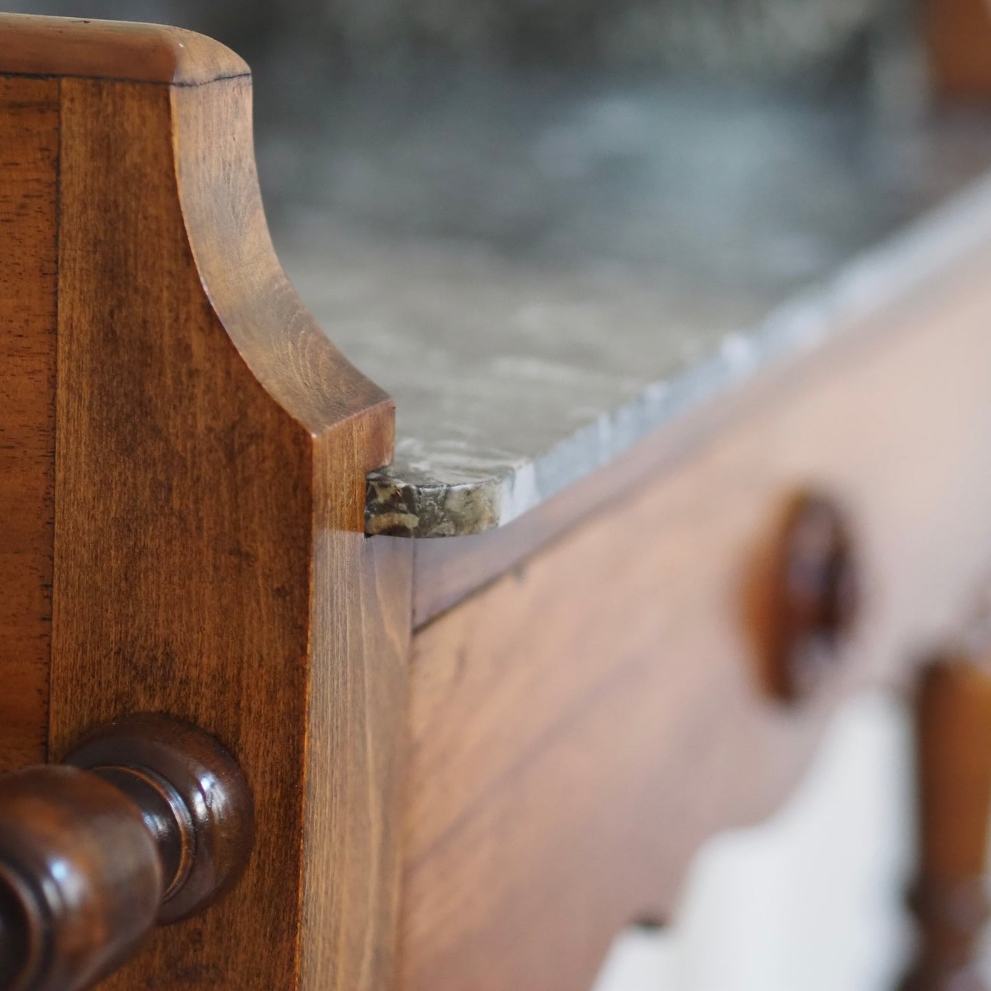 EPOCHE 1890 - Französischer Marmor-Waschtisch, Konsolentisch Louis Philippe Stil