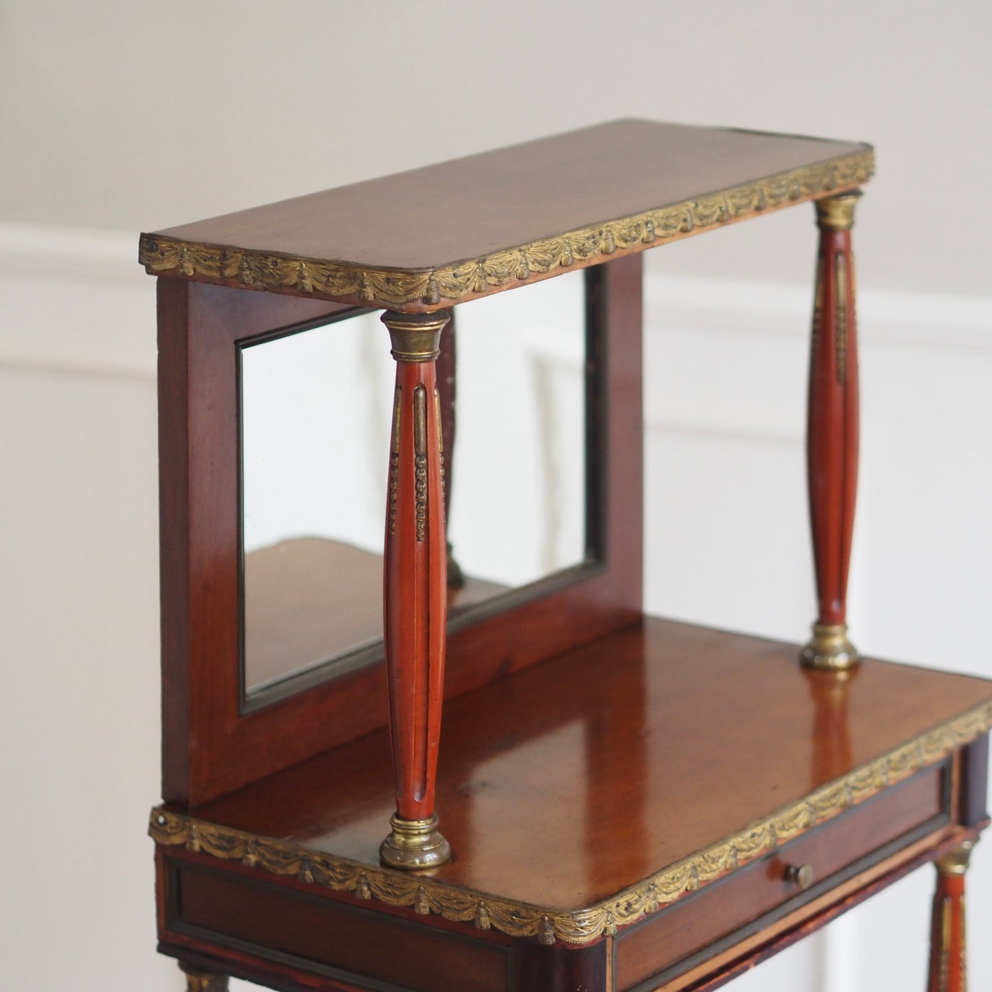 EPOCHE 1890 - Mahagoni Schminktisch mit Spiegel und Messingverzierung - Louis XVI Konsole