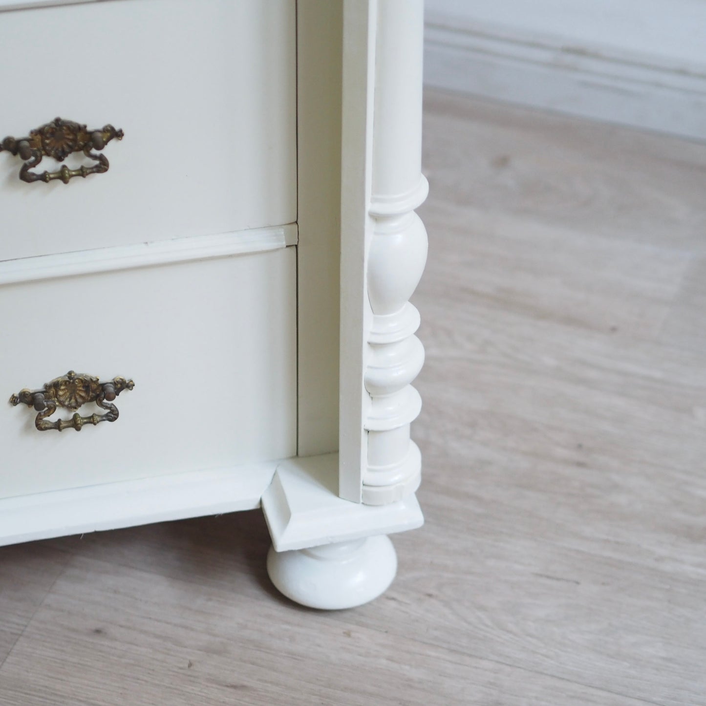 EPOCHE 1890 - Gründerzeit Kommode in Altweiß gefasst mit Schubladen und raffiniertem Schloss