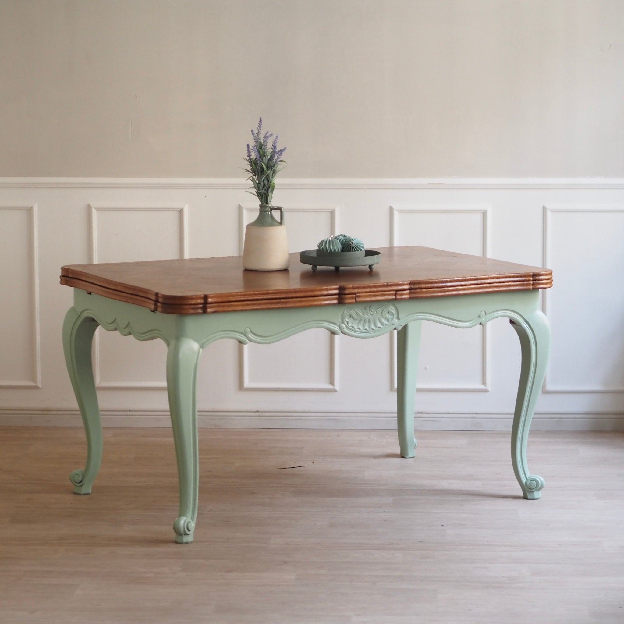 EPOCHE 1920 - Französischer Landhaus Esstisch in mintgrün mit heller Intarsienplatte