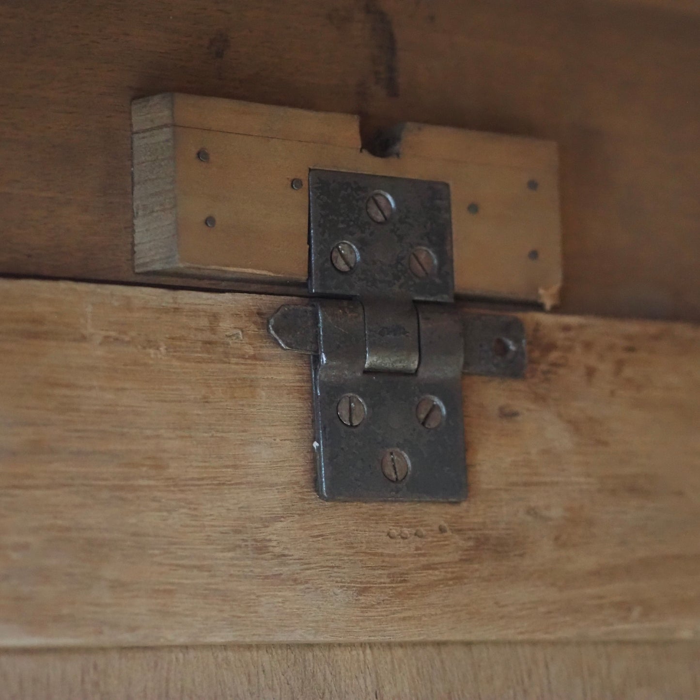 EPOCHE 1890 - Antiker Spiegelkleiderschrank aus der Gründerzeit mit filigranem Schnitzdekor