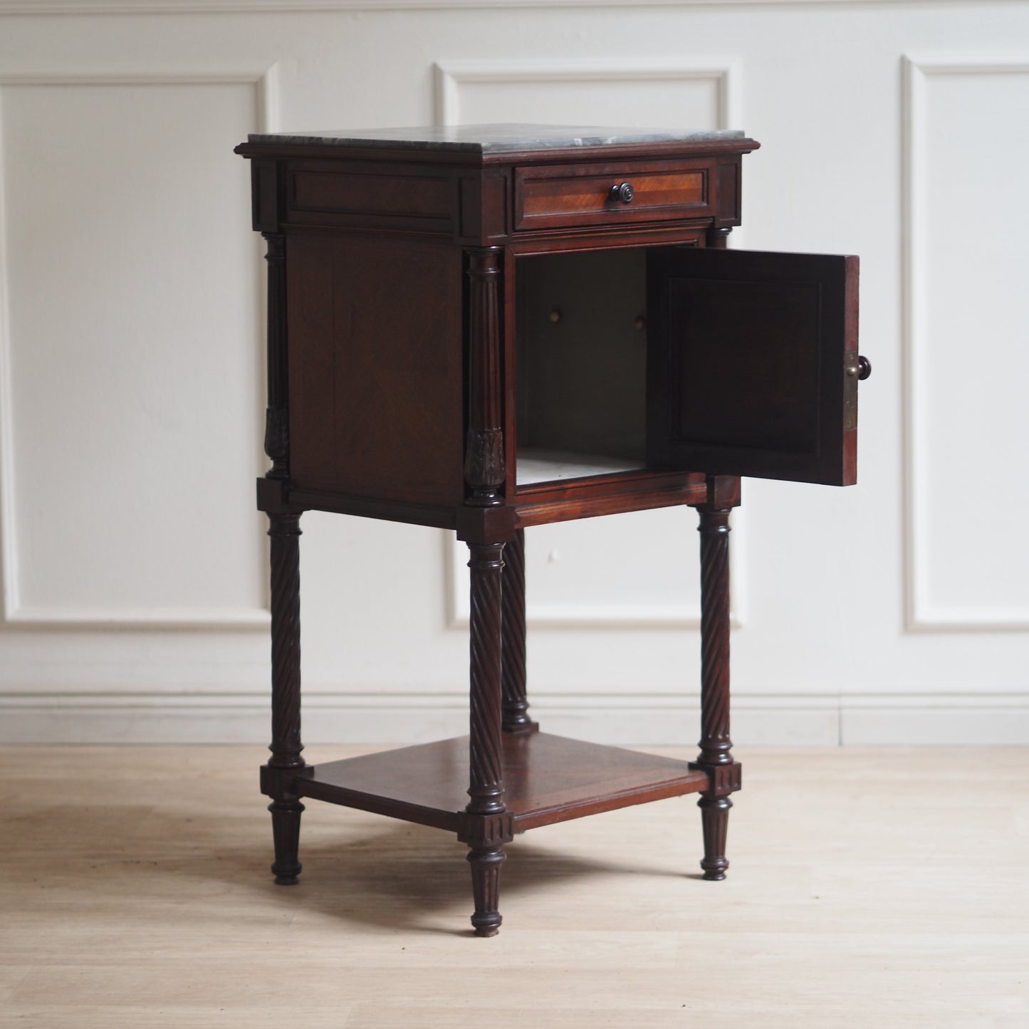 EPOCHE 1890 - Antiker Nachtschrank mit grauer Marmorplatte