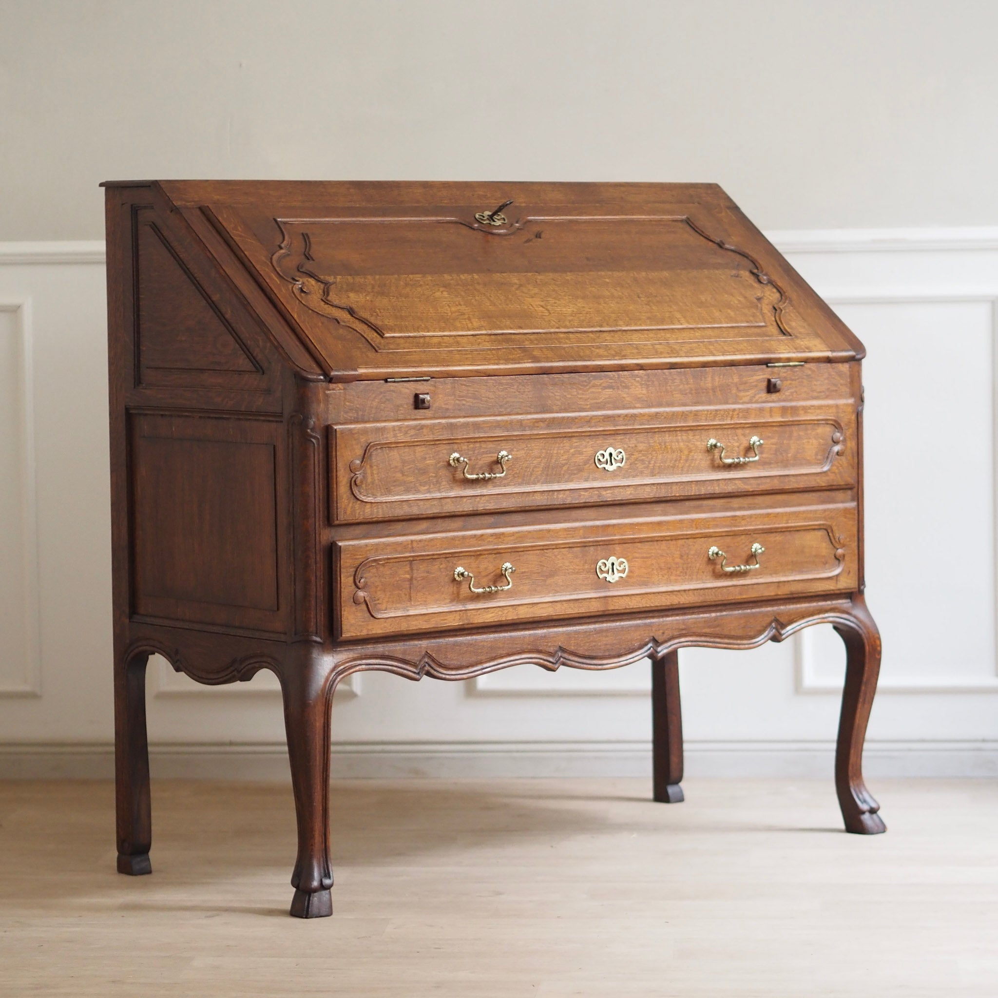 EPOCHE 1920 - Großer Sekretär im Barock-Stil aus Frankreich