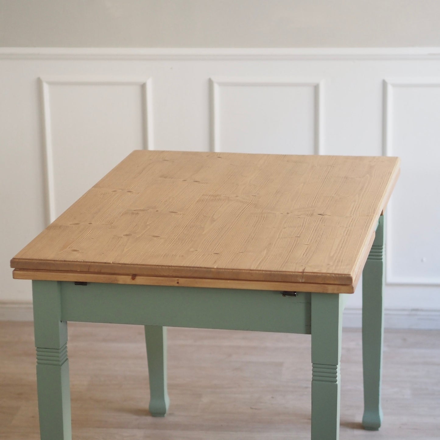 EPOCHE 1910 - Ausziehbarer Landhaus-Küchentisch in Mintgrün, Natur Vintage Esstisch