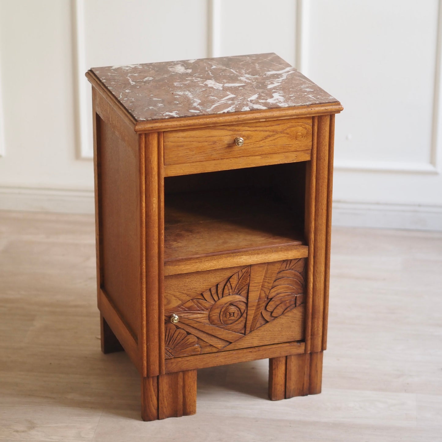 EPOCHE 1930 - Art Déco Nachttisch mit roter Marmorplatte und Innenfach