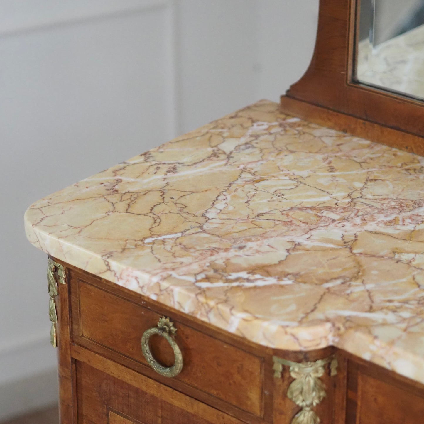 EPOCHE 1890 - Antikes Buffet mit Marmor und Spiegel, Kommode Louis Seize Stil