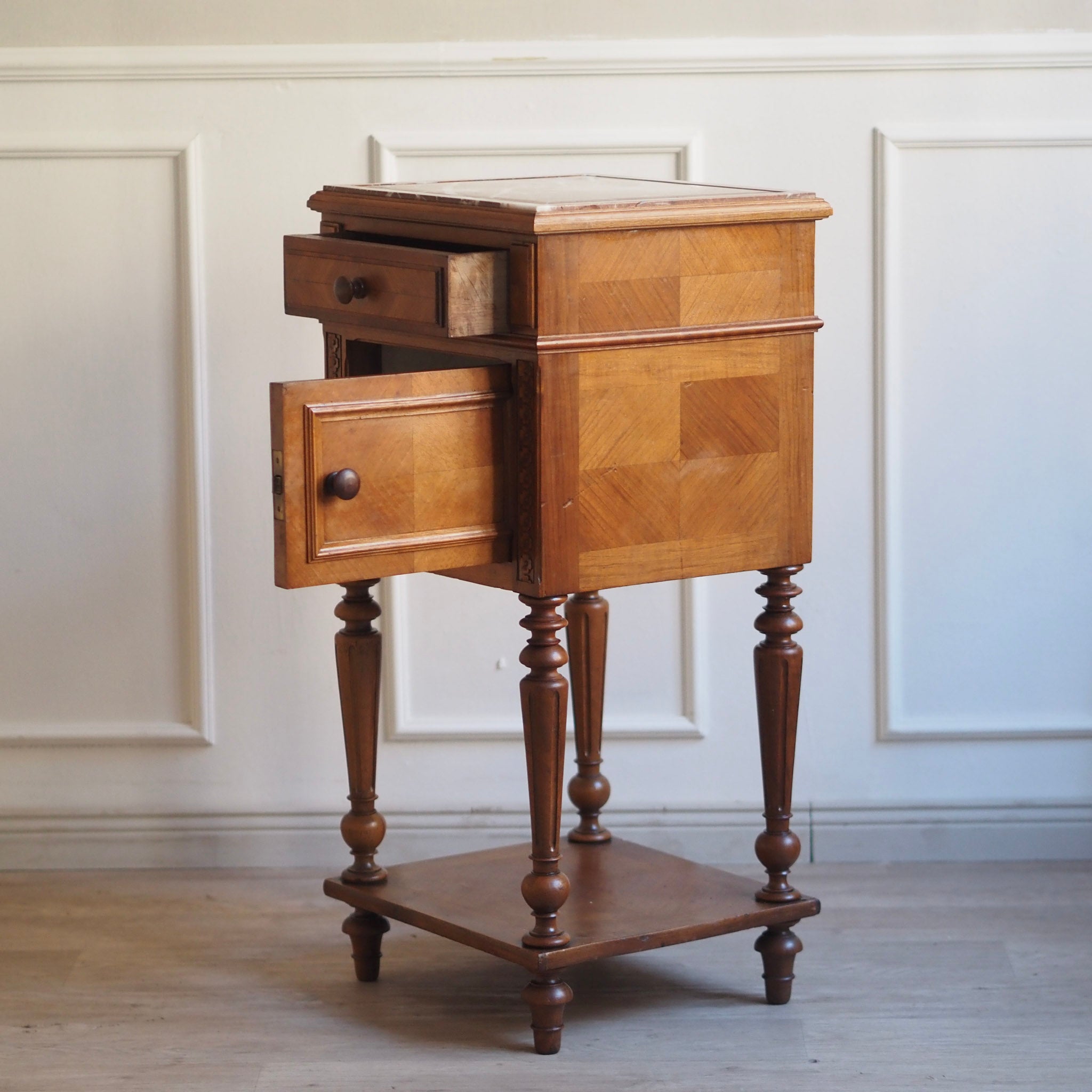 EPOCHE 1890 - Antiker Nachtschrank mit Marmorplatte und Marmorauskleidung - Gründerzeit