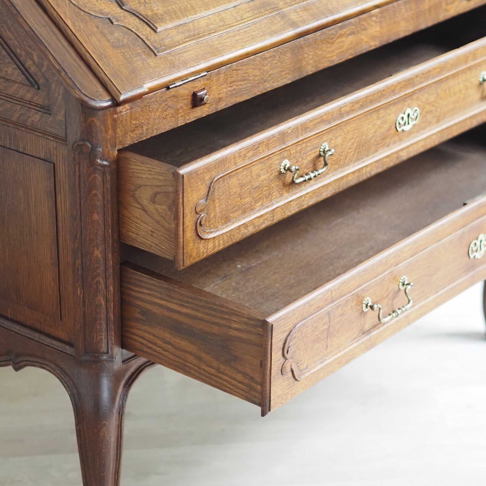 EPOCHE 1920 - Großer Sekretär im Barock-Stil aus Frankreich