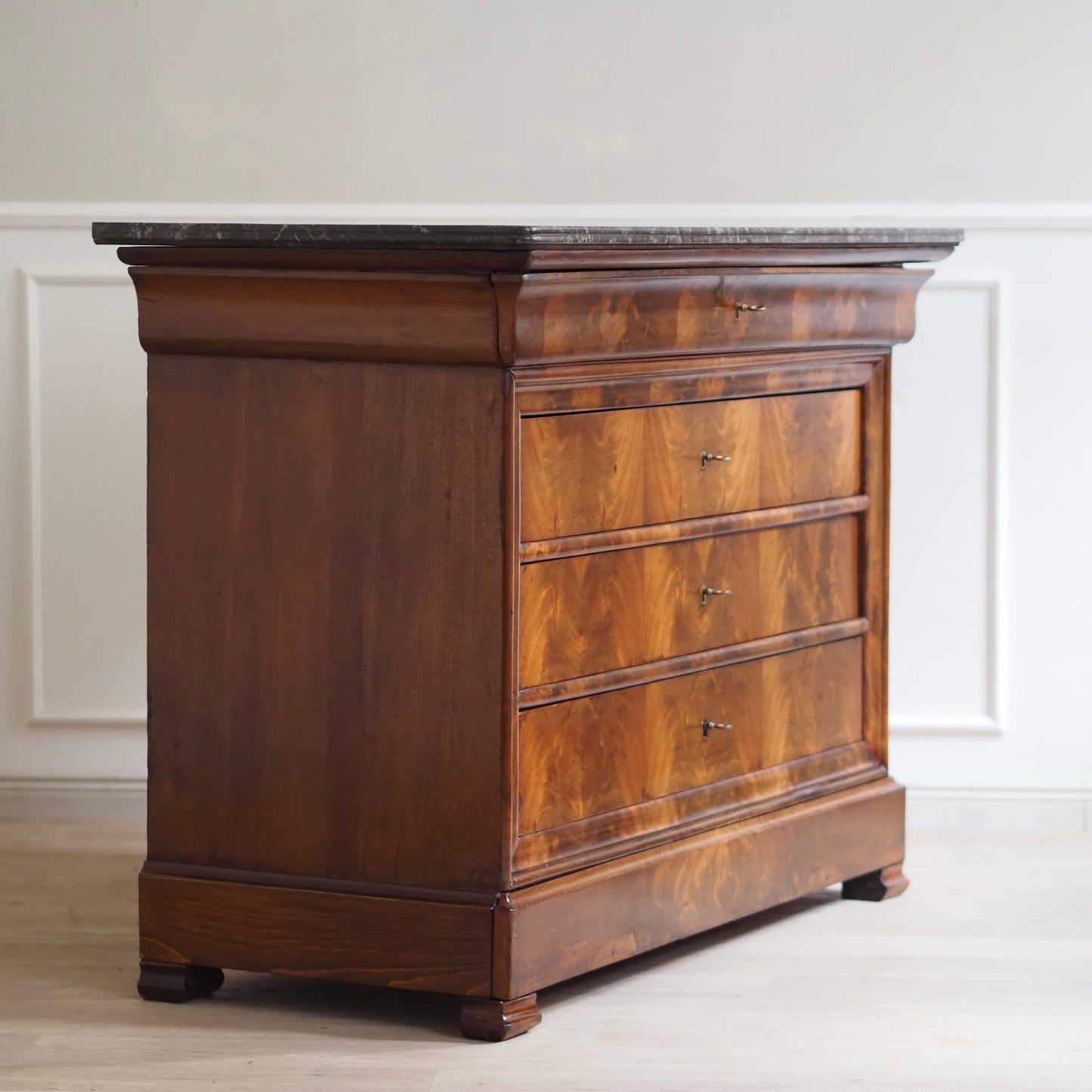 EPOCHE 1850 - Französische Kommode mit schwarzem Marmor - Louis-Philippe, Mahagoni