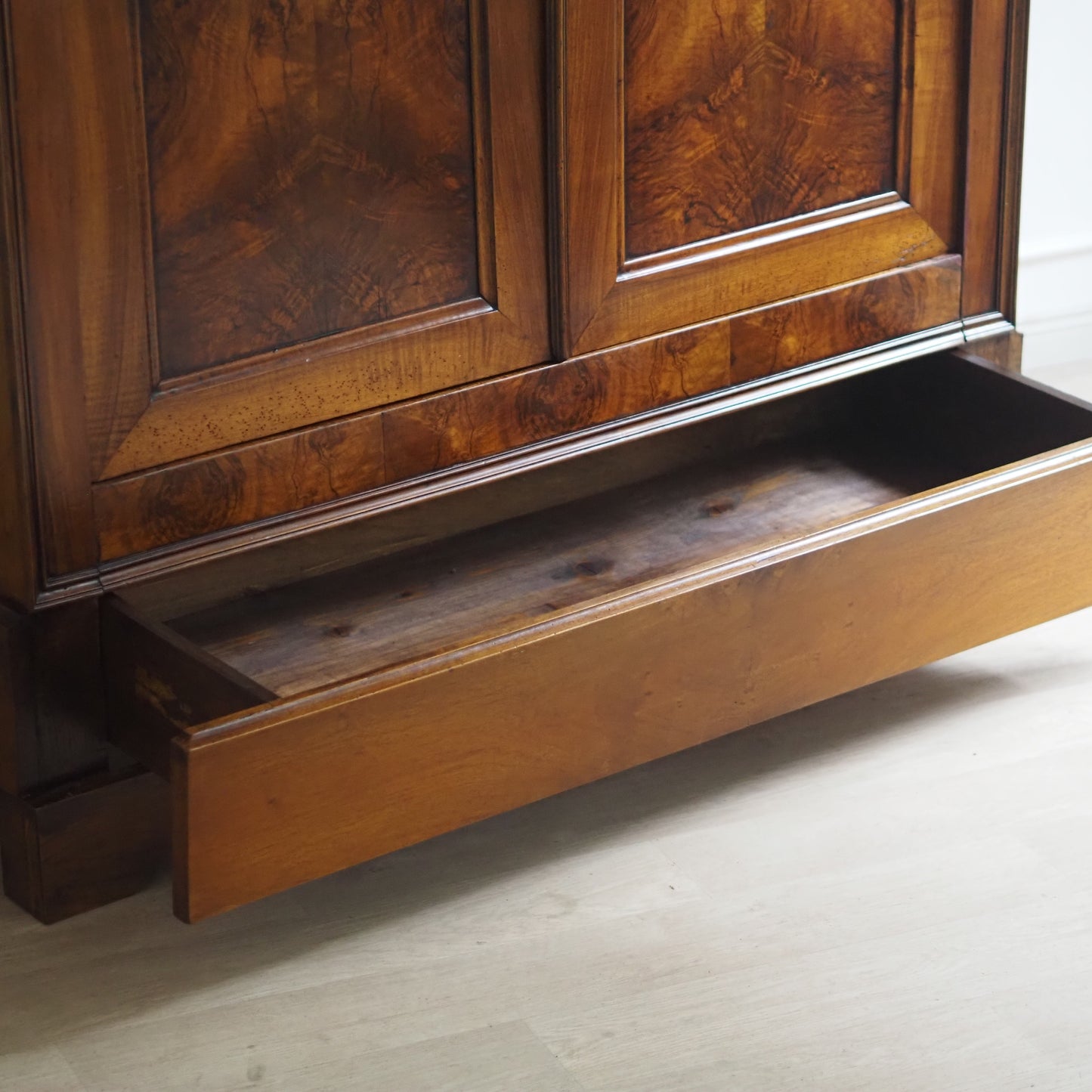 EPOCHE 1890 - Gründerzeit-Schrank mit Wurzelholzfurnier