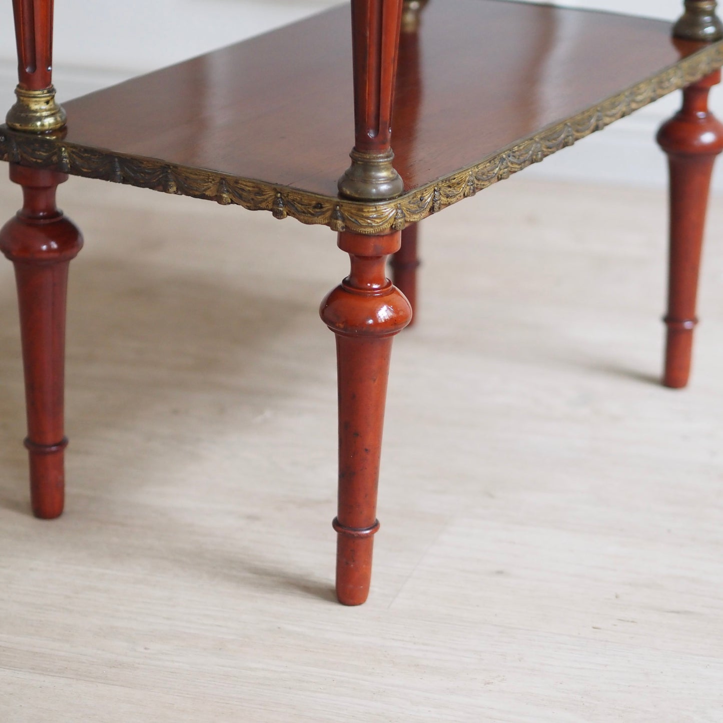 EPOCHE 1890 - Mahagoni Schminktisch mit Spiegel und Messingverzierung - Louis XVI Konsole