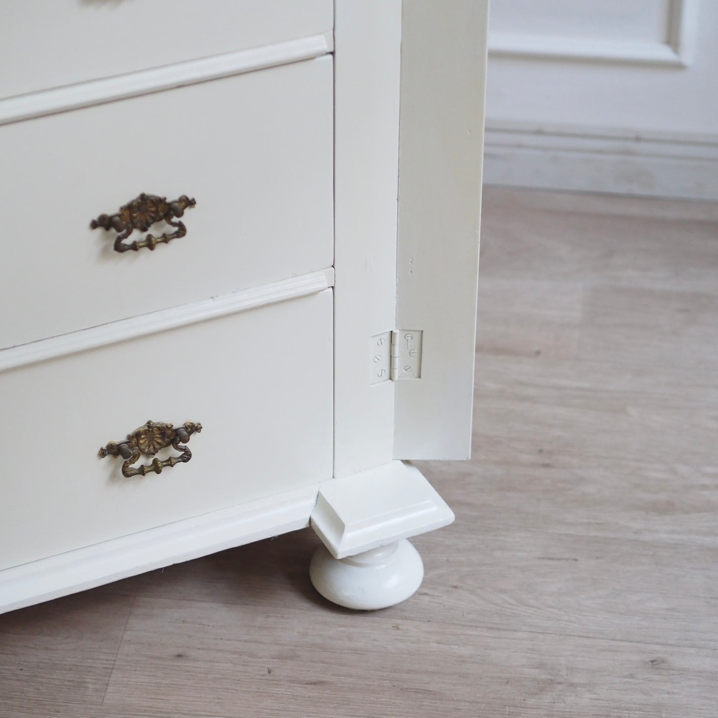 EPOCHE 1890 - Gründerzeit Kommode in Altweiß gefasst mit Schubladen und raffiniertem Schloss