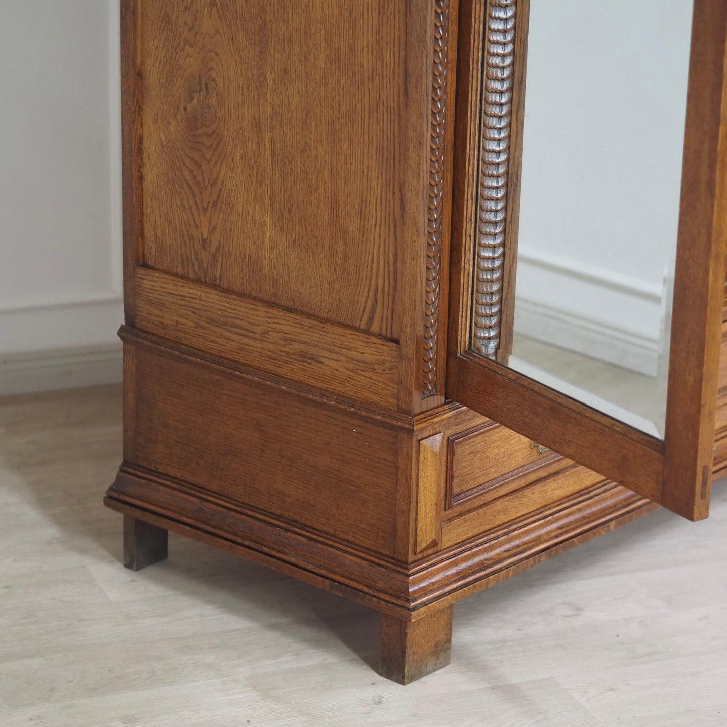 EPOCHE 1890 - Antiker Spiegelkleiderschrank aus der Gründerzeit mit filigranem Schnitzdekor