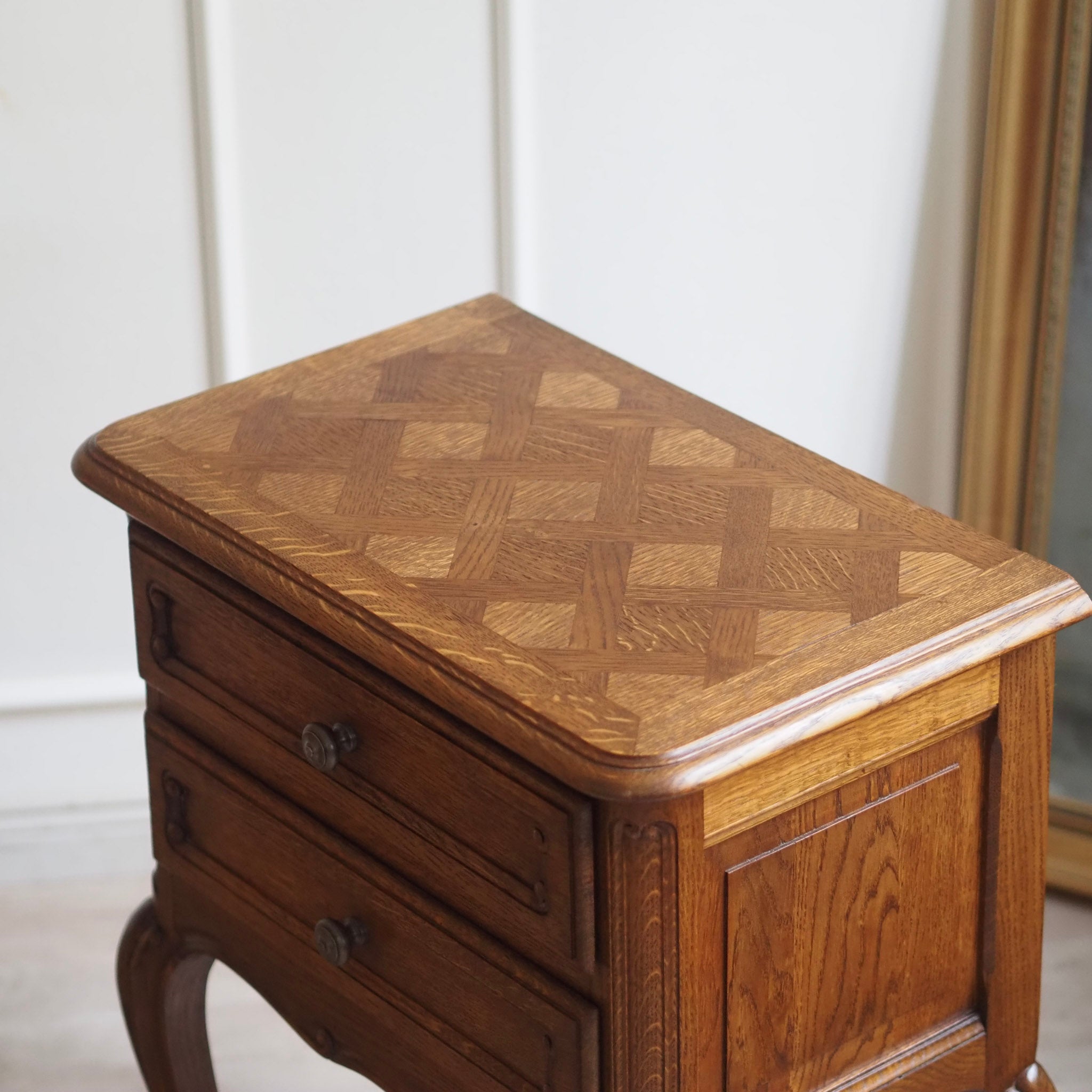 EPOCHE 1920 - Französische Vintage Nachttische - Nachtschrank Set mit Fischgrätmuster