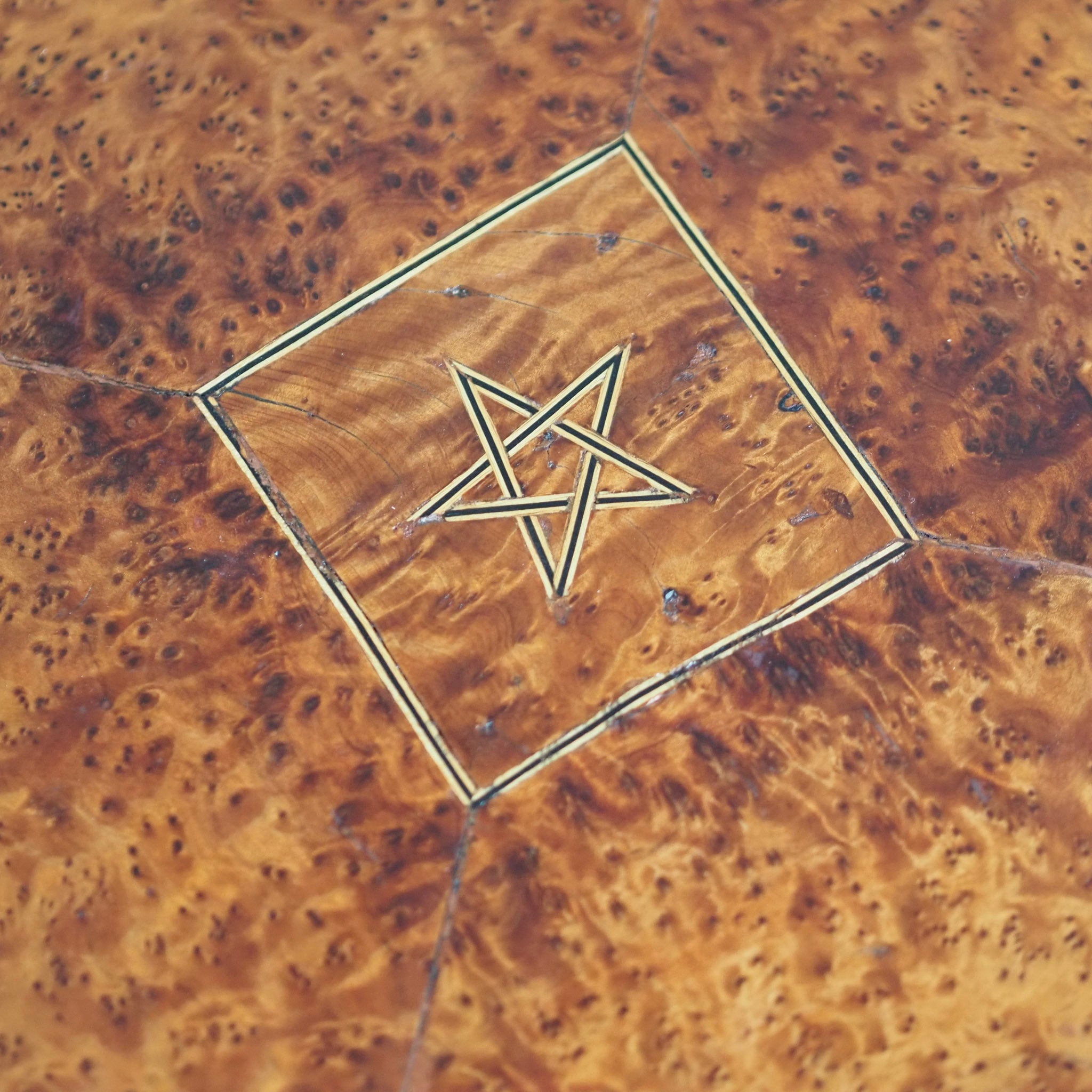 EPOCHE 1920 - Art Déco Beistelltisch mit Sternintarsie aus Frankreich