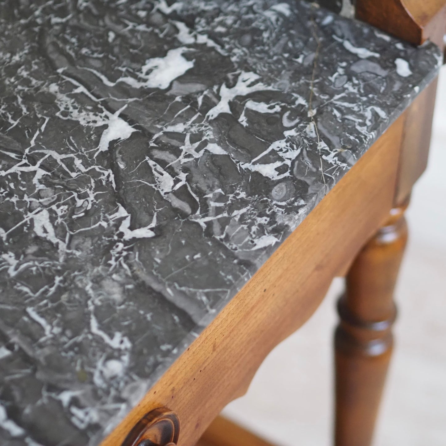 EPOCHE 1890 - Französischer Marmor-Waschtisch, Konsolentisch Louis Philippe Stil