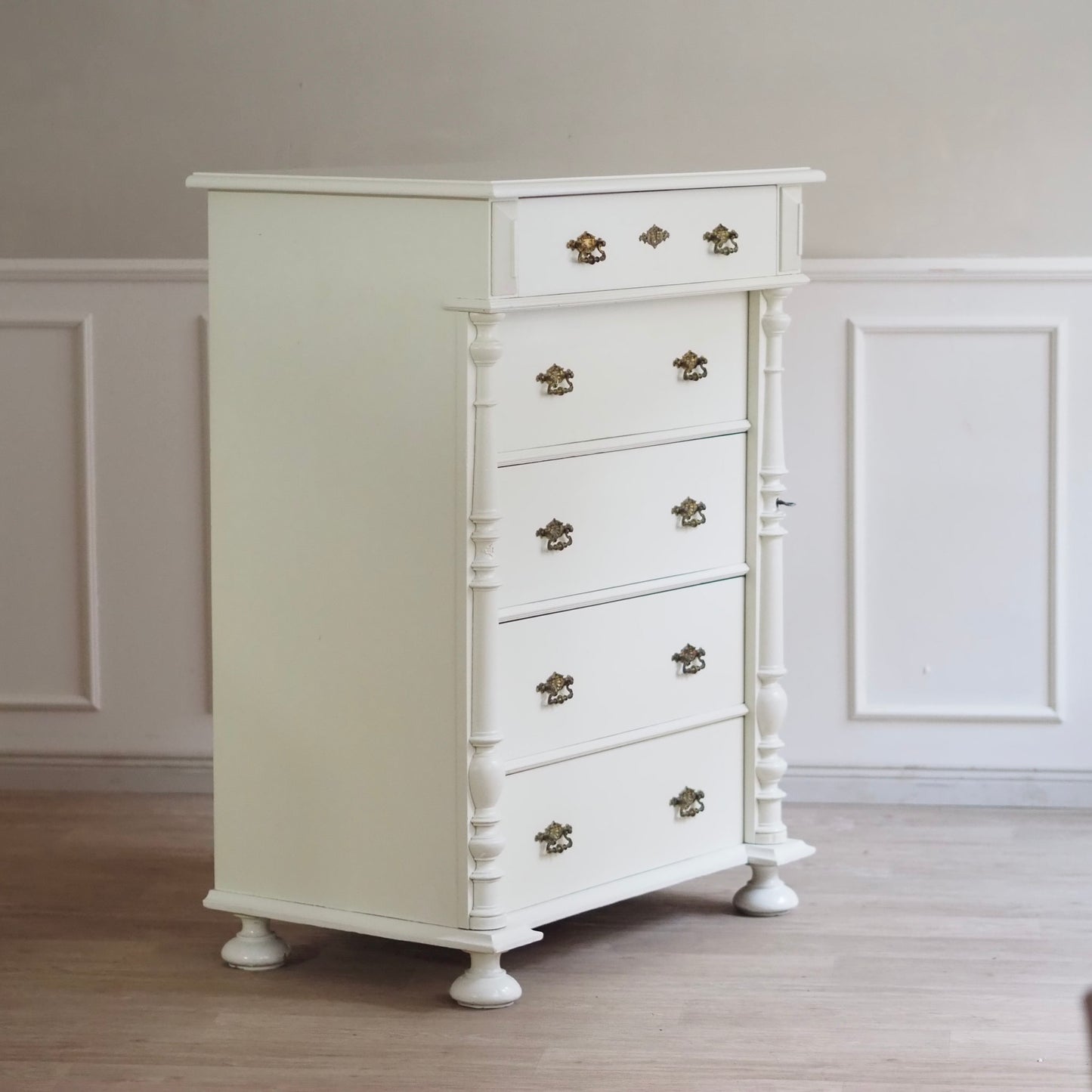 EPOCHE 1890 - Gründerzeit Kommode in Altweiß gefasst mit Schubladen und raffiniertem Schloss