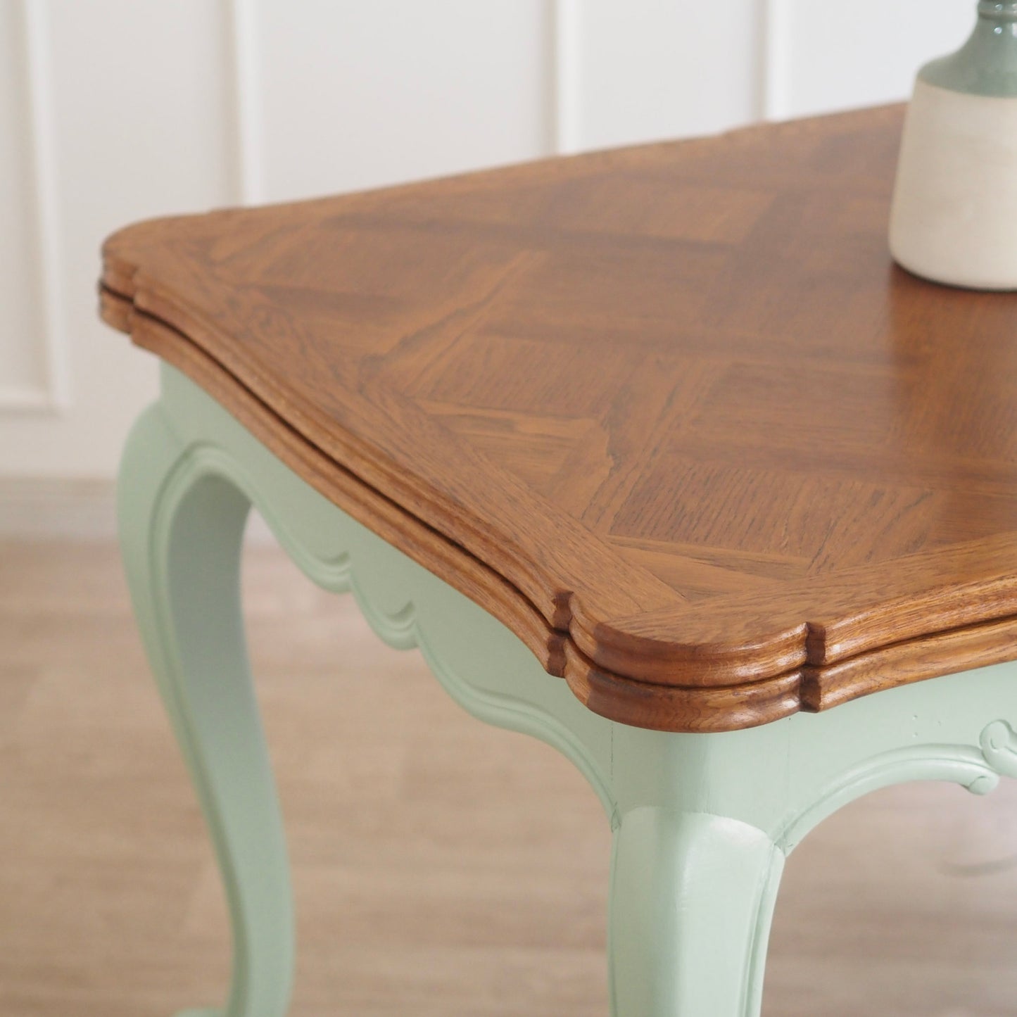 EPOCHE 1920 - Französischer Landhaus Esstisch in mintgrün mit heller Intarsienplatte