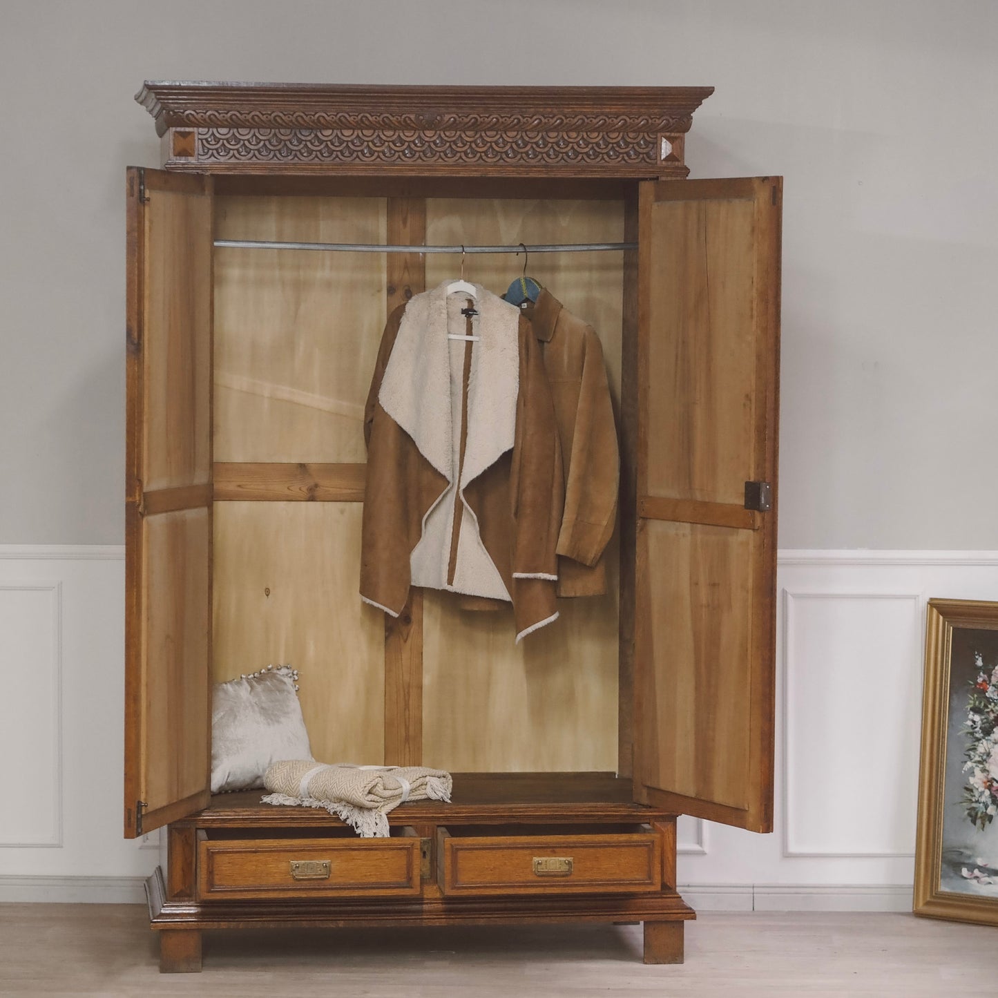 EPOCHE 1890 - Antiker Spiegelkleiderschrank aus der Gründerzeit mit filigranem Schnitzdekor