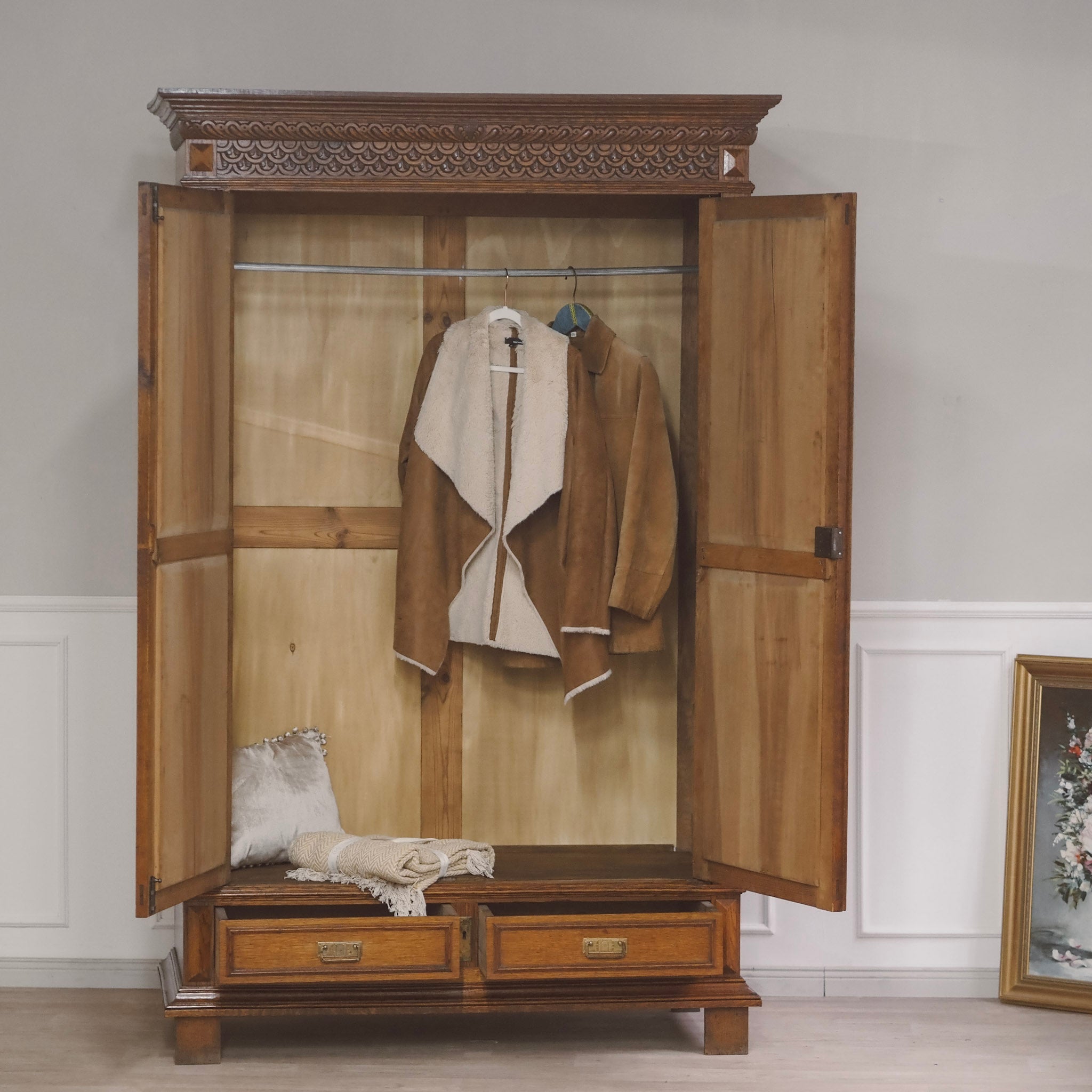 EPOCHE 1890 - Antiker Spiegelkleiderschrank aus der Gründerzeit mit filigranem Schnitzdekor