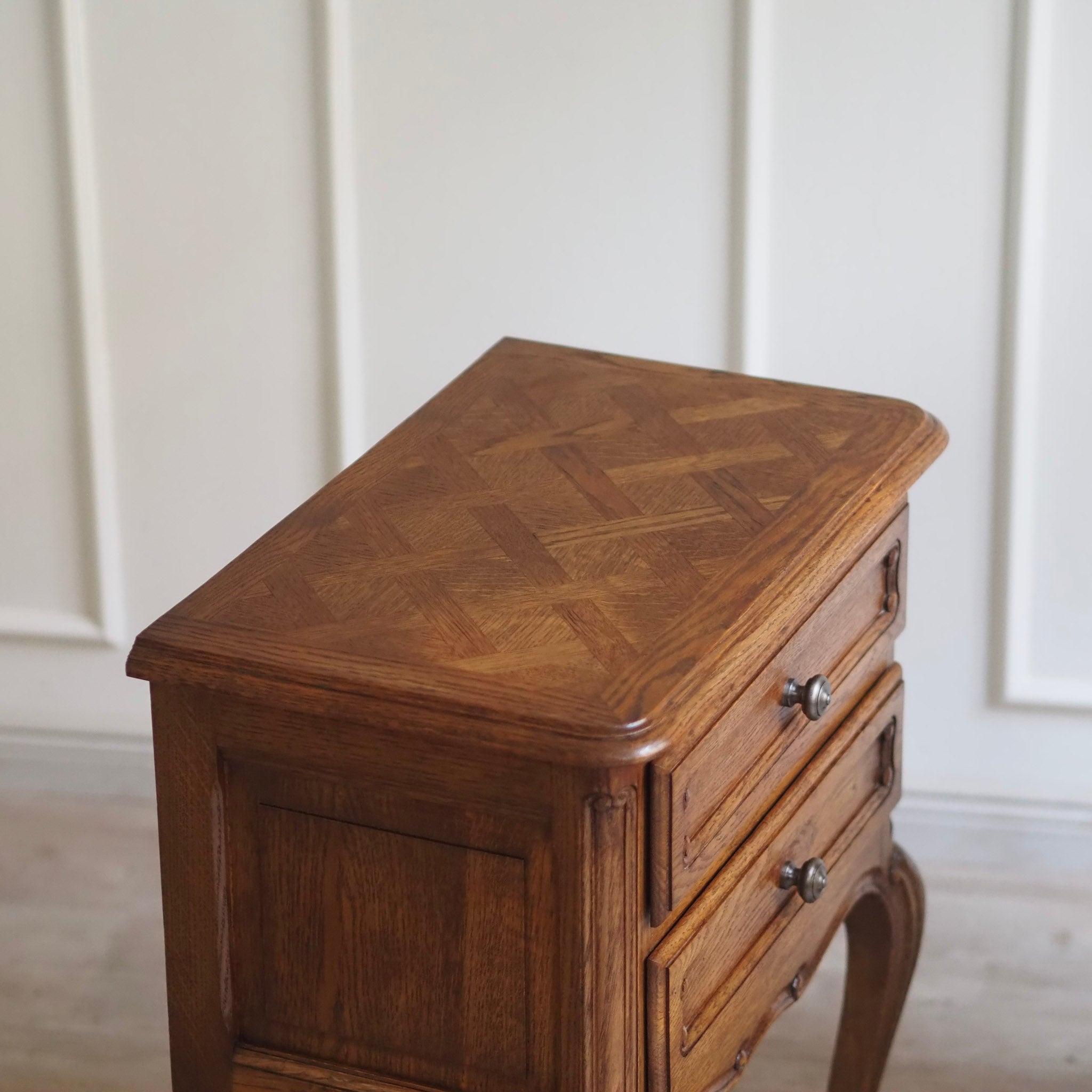 EPOCHE 1920 - Französische Vintage Nachttische - Nachtschrank Set mit Fischgrätmuster