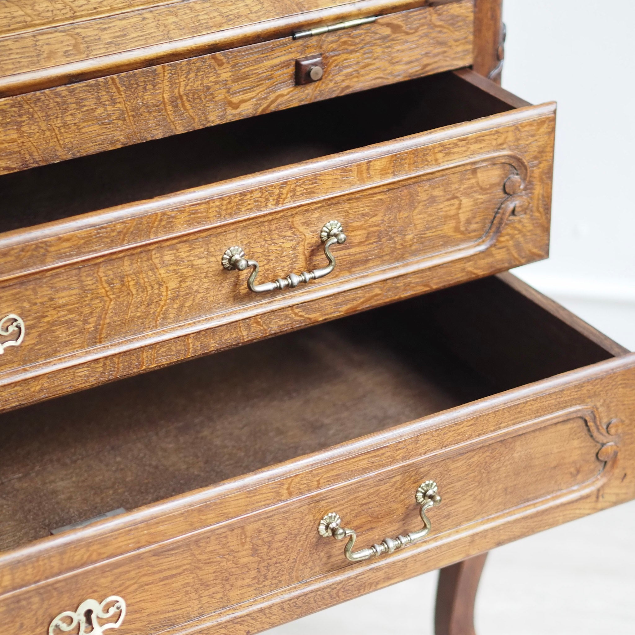 EPOCHE 1920 - Großer Sekretär im Barock-Stil aus Frankreich