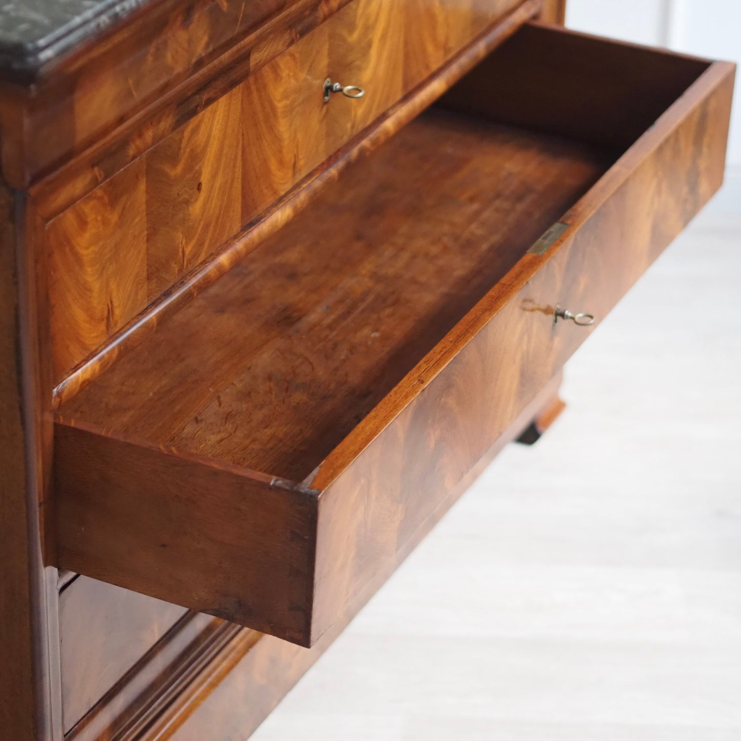 EPOCHE 1850 - Französische Kommode mit schwarzem Marmor - Louis-Philippe, Mahagoni