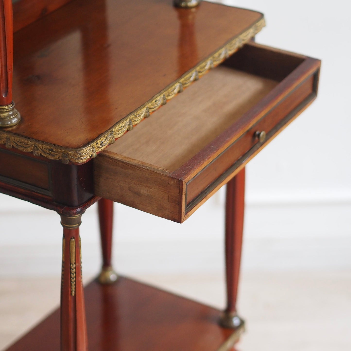 EPOCHE 1890 - Mahagoni Schminktisch mit Spiegel und Messingverzierung - Louis XVI Konsole