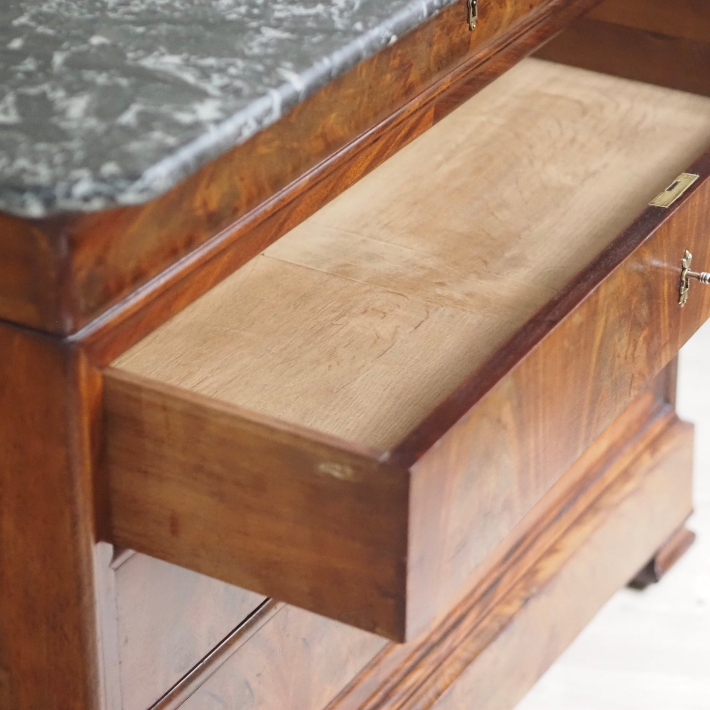 EPOCHE 1850 - Französische Kommode mit schwarzem Marmor - Louis-Philippe, Mahagoni