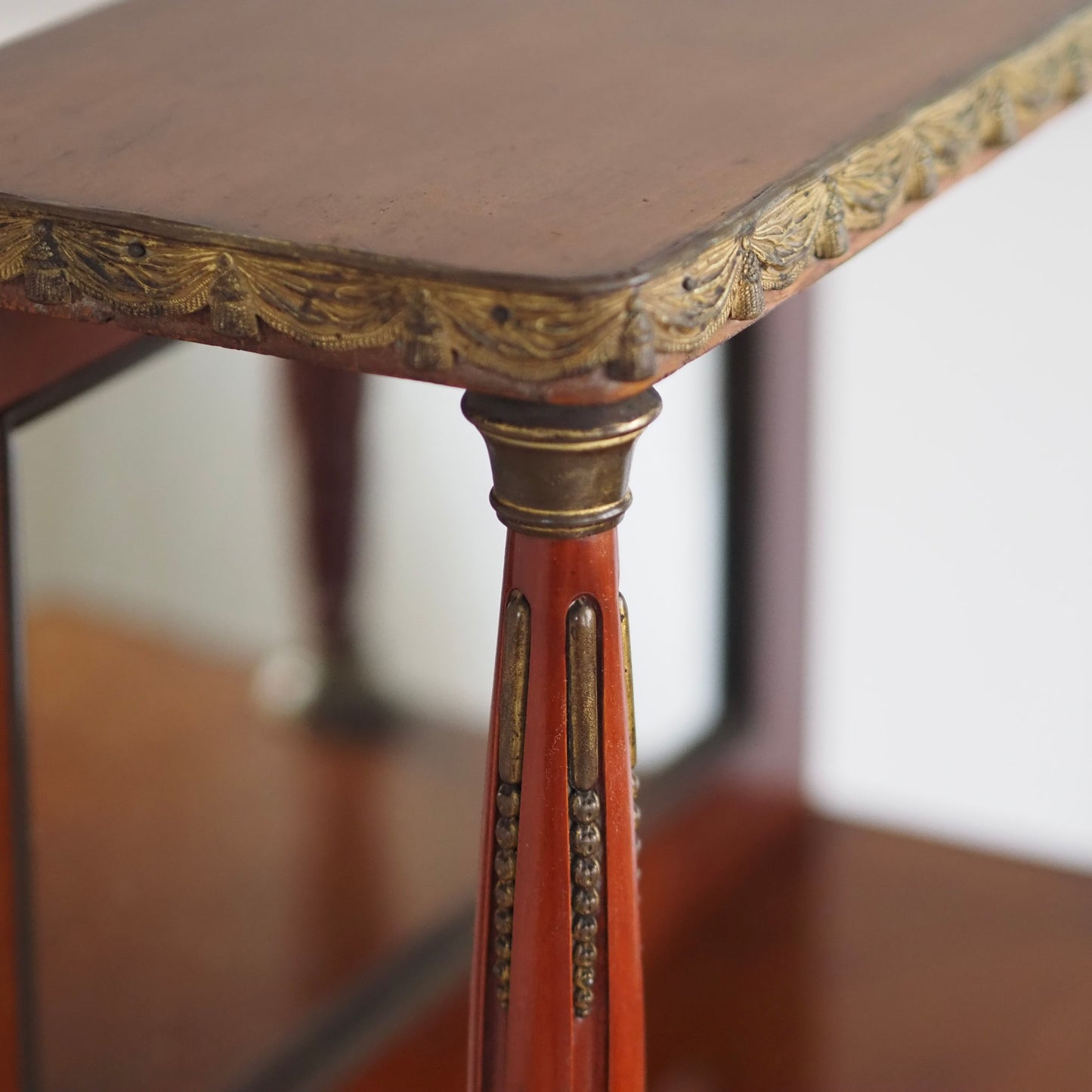 EPOCHE 1890 - Mahagoni Schminktisch mit Spiegel und Messingverzierung - Louis XVI Konsole