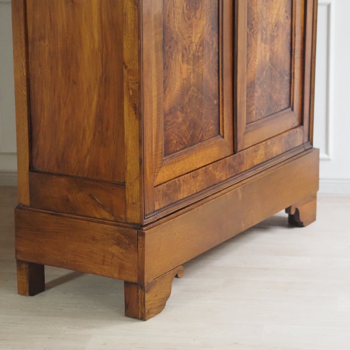 EPOCHE 1890 - Gründerzeit-Schrank mit Wurzelholzfurnier