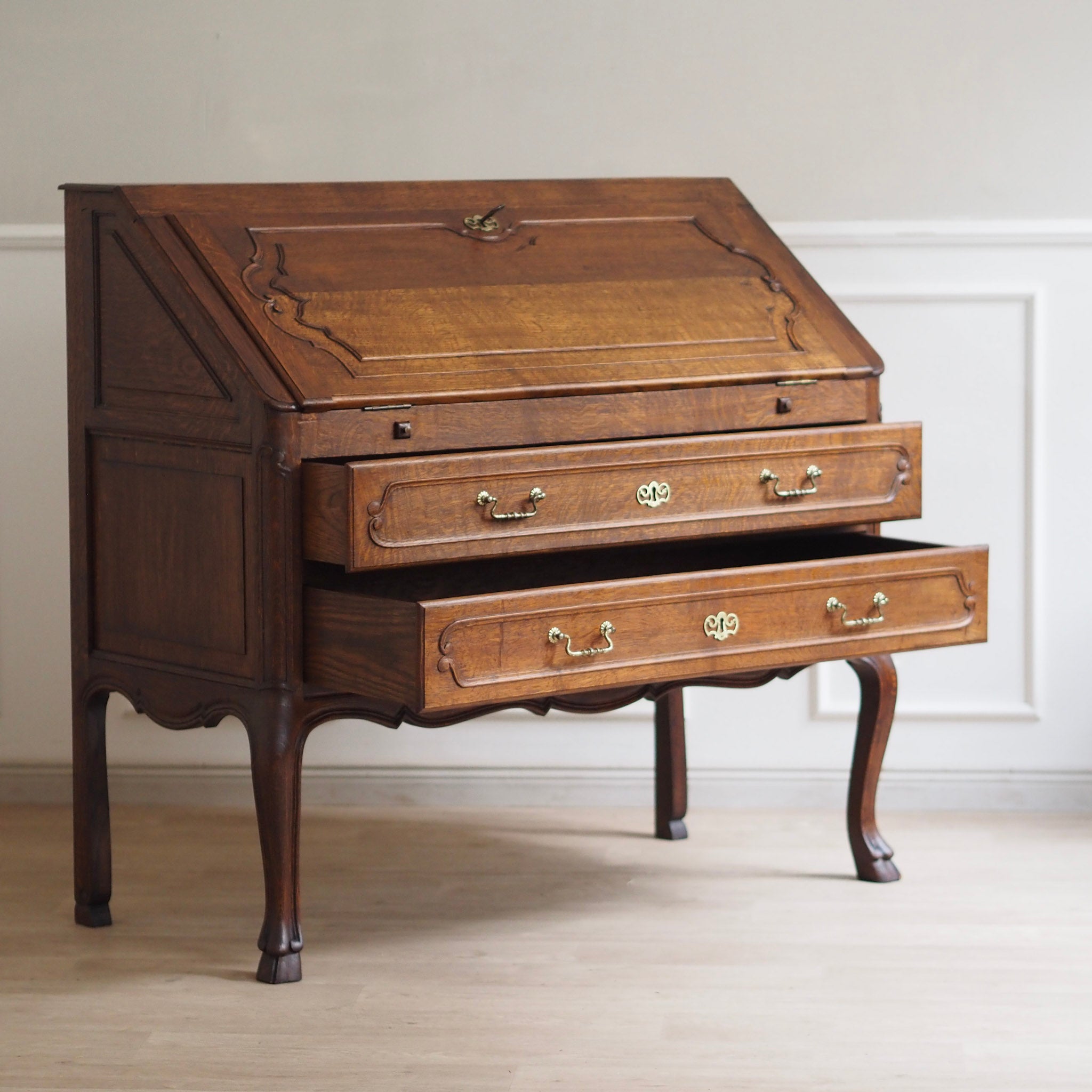 EPOCHE 1920 - Großer Sekretär im Barock-Stil aus Frankreich