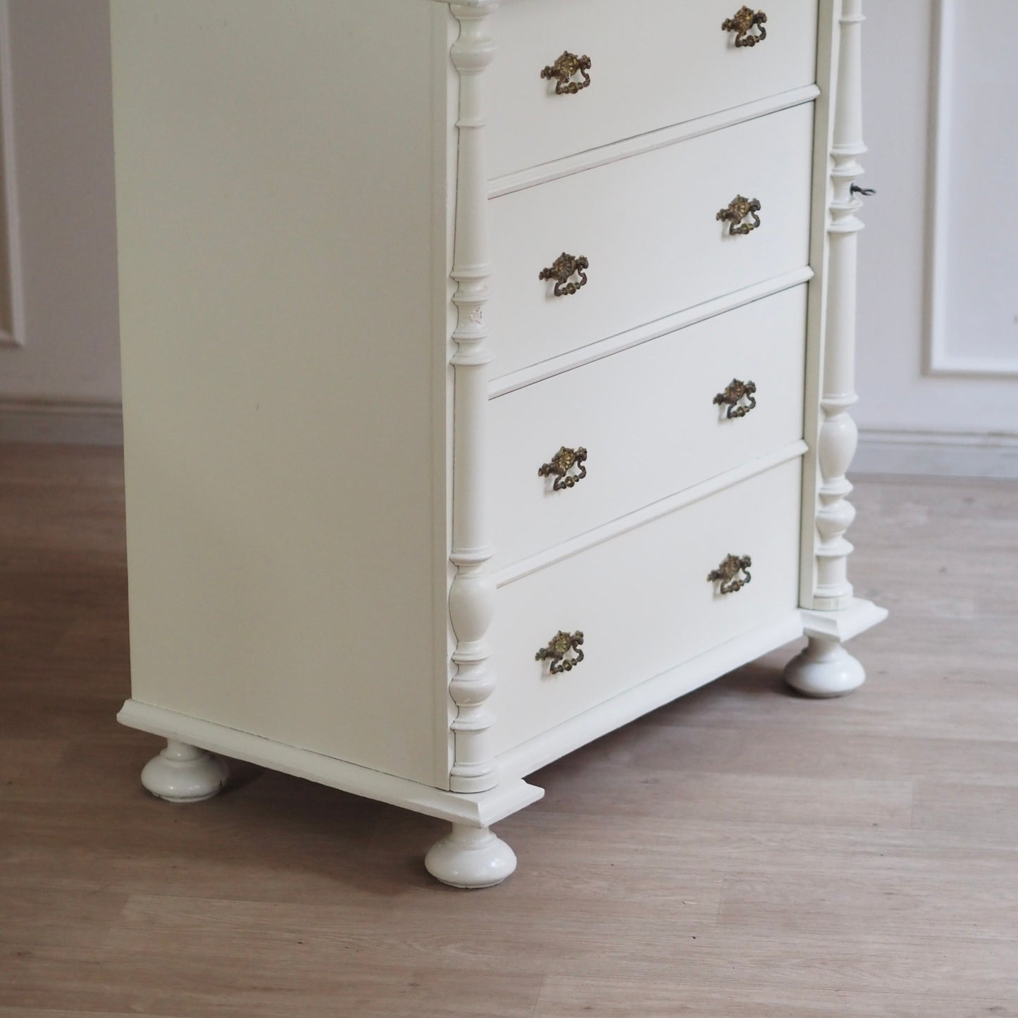 EPOCHE 1890 - Gründerzeit Kommode in Altweiß gefasst mit Schubladen und raffiniertem Schloss